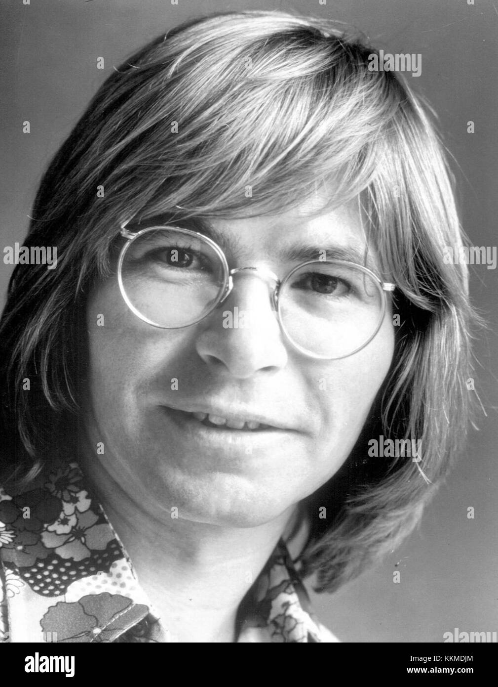 Dieses Bild zeigt John Denver, den gefeierten amerikanischen Singer-Songwriter, 1974, ein Jahr, in dem er zu einer der prominentesten Persönlichkeiten der Folk- und Country-Musik wurde. Stockfoto