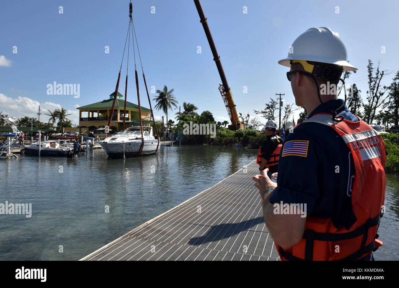 Coast Guard Petty Officer 3rd Class Ian Fenwick beobachtet, wie der 38-Fuß-Freizeit Schiff, Spuk'n mich, an einem Jachthafen in Ponce, Puerto Rico, an November 22, 2017 geborgen ist. Die Maria Emergency Support Funktion 10 Puerto Rico Unified Befehl, der aus der Abteilung der natürlichen und ökologischen Ressourcen ist, der U.S. Coast Guard, in Verbindung mit dem Puerto Rico Environmental Quality Control Board, Umweltschutz und der USA und Fish & Wildlife Service, arbeitet, Schiffe, die beschädigt wurden und durch den Hurrikan Maria vertriebenen zu entfernen. U.S. Coast Guard Foto von KLEINLICHEN von Stockfoto