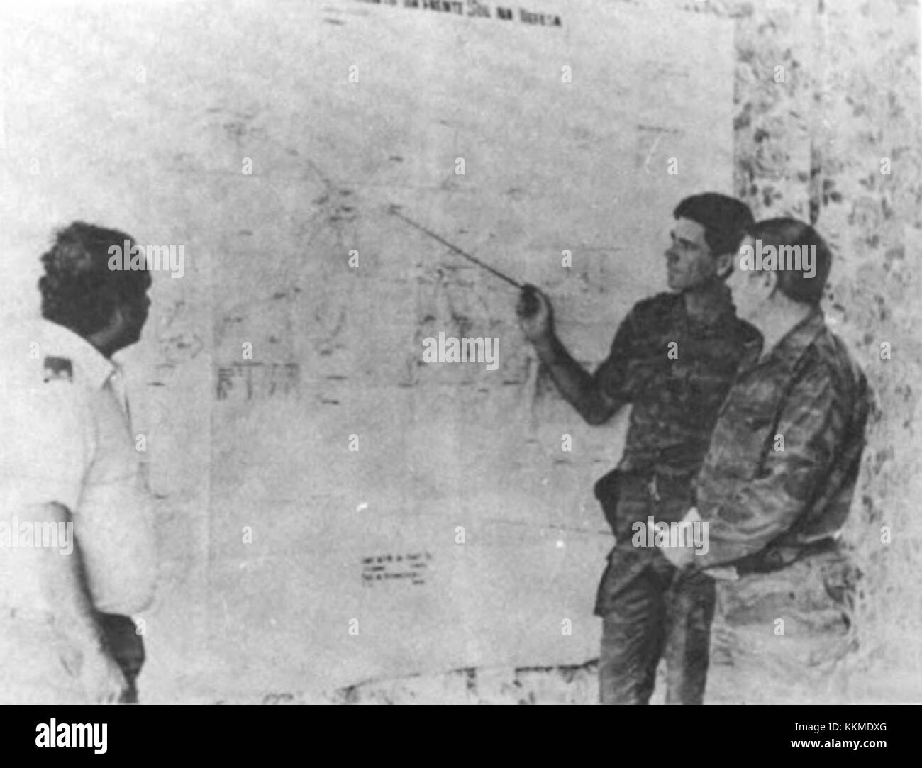 Sowjetische Militärberater in Angola, die militärische Operationen planen. Ihre Präsenz spiegelte geopolitische Einflüsse aus der Zeit des Kalten Krieges und die sowjetische Unterstützung für die angolanische Regierung während des Konflikts wider. Stockfoto