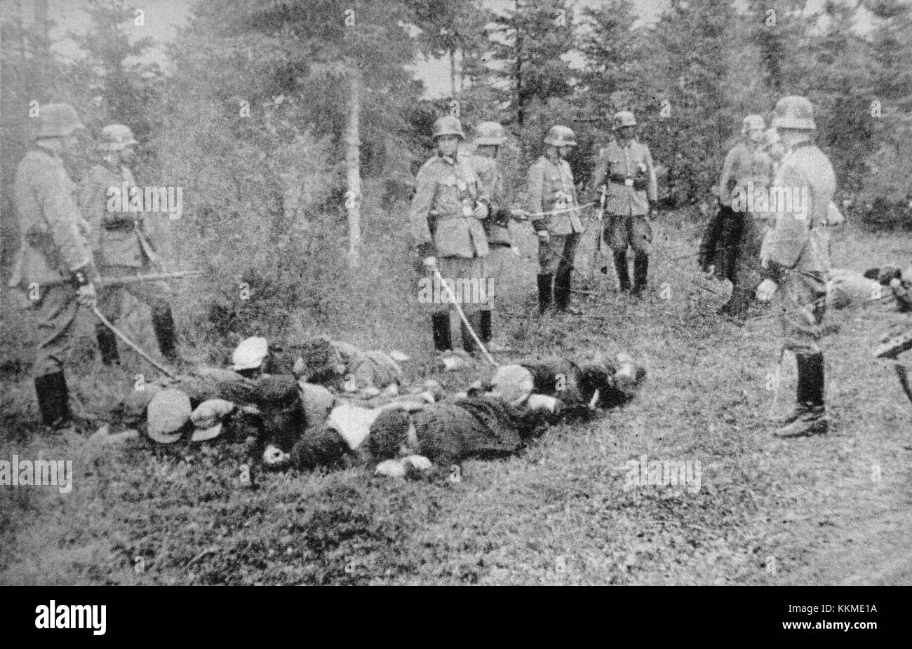 Ein Verweis auf das tragische Ereignis des Massakers von Rudzki Most, das historische Kontext zu seinen Auswirkungen und seiner Bedeutung liefert. Stockfoto