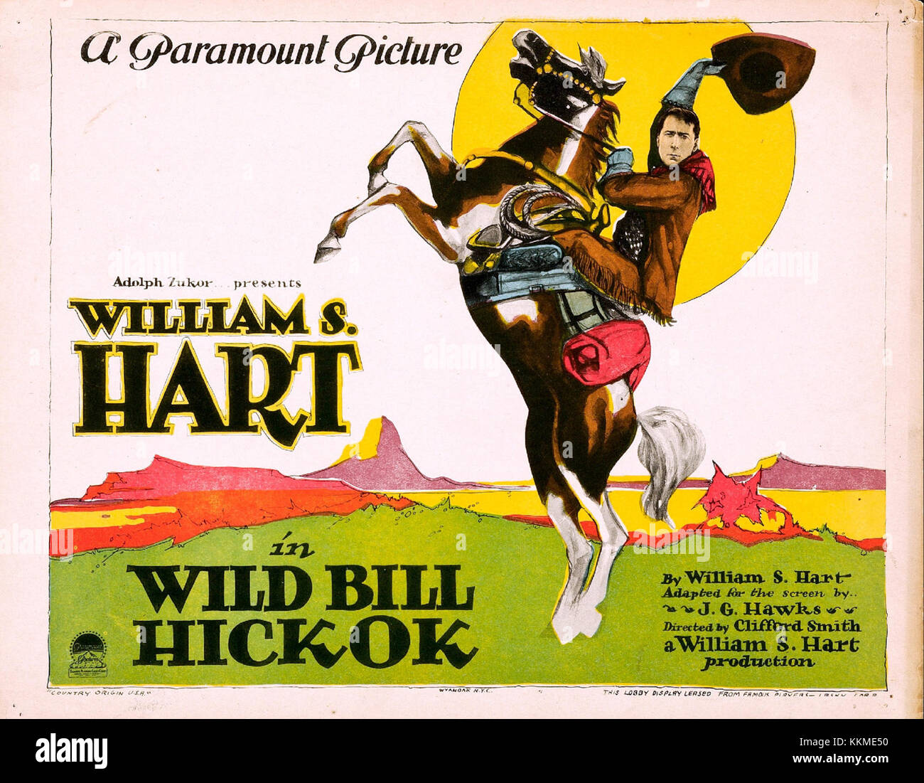 Eine Lobbykarte mit Wild Bill Hickok, dem legendären amerikanischen Grenzbeamten und Gesetzeshüter des 19. Jahrhunderts. Hickok ist bekannt für seine Scharfschießen-Fähigkeiten und seine farbenfrohe Persönlichkeit und wurde zum Volksheld des amerikanischen Westens, der den rauen Grenzgeist verkörpert. Stockfoto