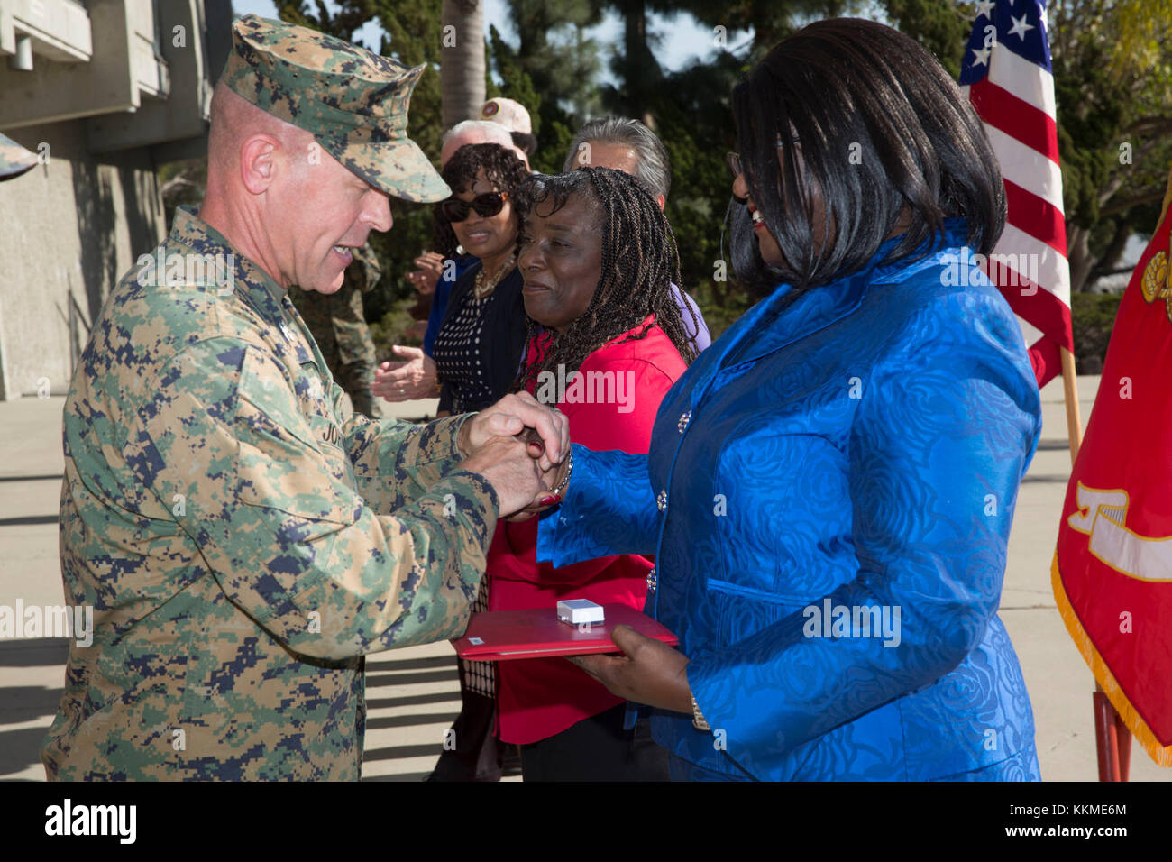 Oberst Gary S. Johnston, Stellvertretender Kommandierender General, Marine Corps Installationen - West, Marine Corps Base Camp Pendleton, präsentiert der Bund Länge des Service Award für ziviles Personal in Camp Pendleton, Calif., Nov. 21, 2017. Die Länge der Service Award für die Zivilbevölkerung bei 10, 20, 30 und 40 Jahren in dankbarer Anerkennung und Engagement der Bundesregierung. (U.S. Marine Corps Foto von Pfc. Kerstin Roberts) Stockfoto