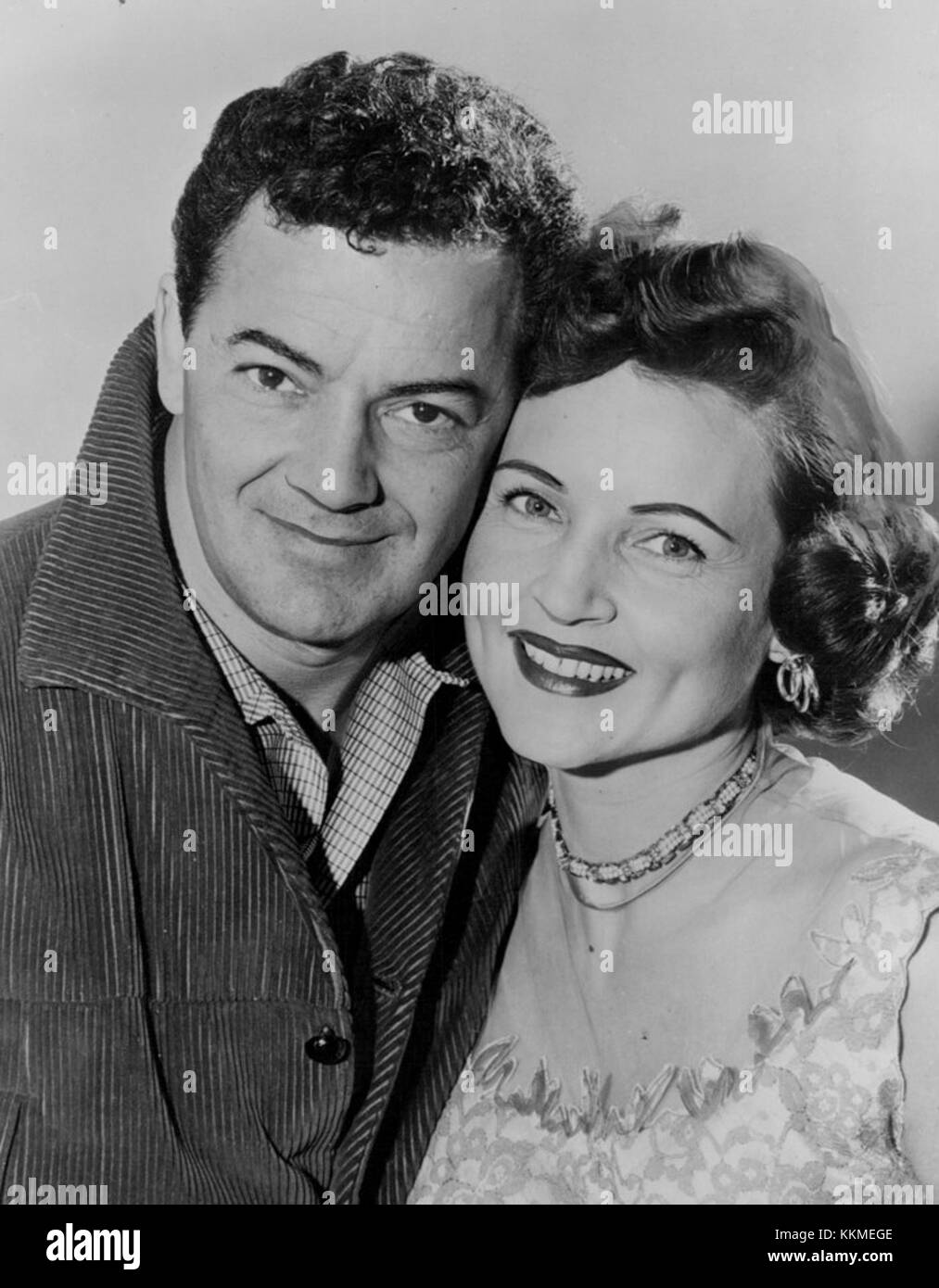 Dieses Bild zeigt Cornel Wilde und Betty White während eines Auftritts in der Betty White Show im Jahr 1958. Beide waren prominente Persönlichkeiten im amerikanischen Fernsehen in den 1950er Jahren Stockfoto