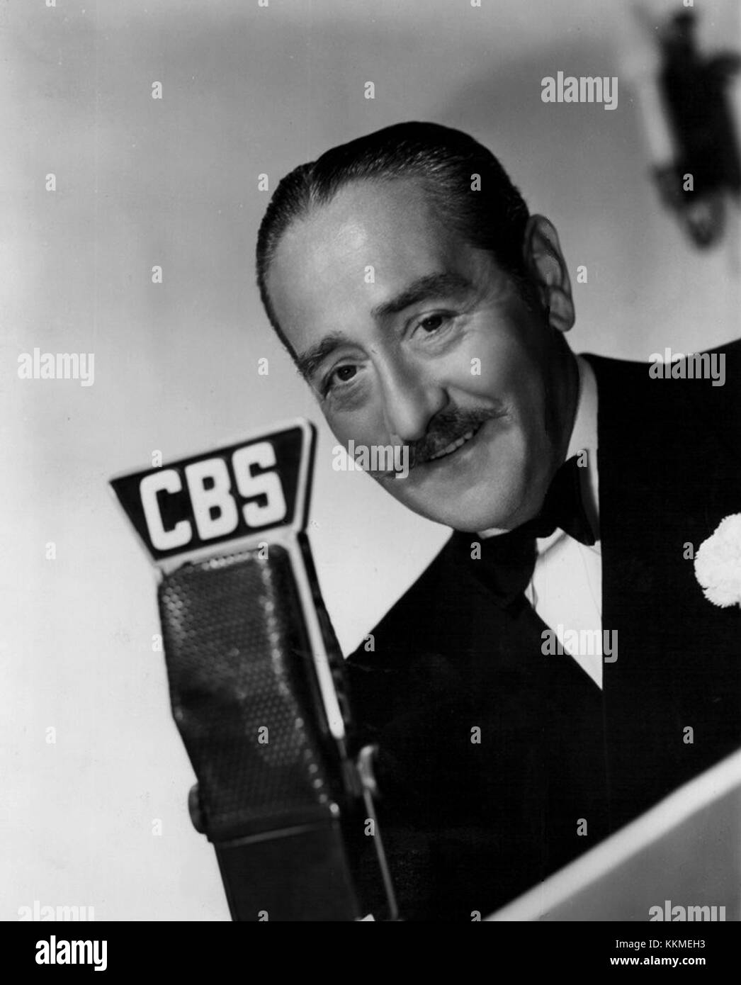 Adolphe Menjou, ein US-amerikanischer Schauspieler, wird in diesem Porträt von 1938 festgehalten. Menjou war bekannt für seine Rollen in frühen Hollywood-Filmen und sein unverwechselbares Auftreten im goldenen Zeitalter des Kinos. Stockfoto