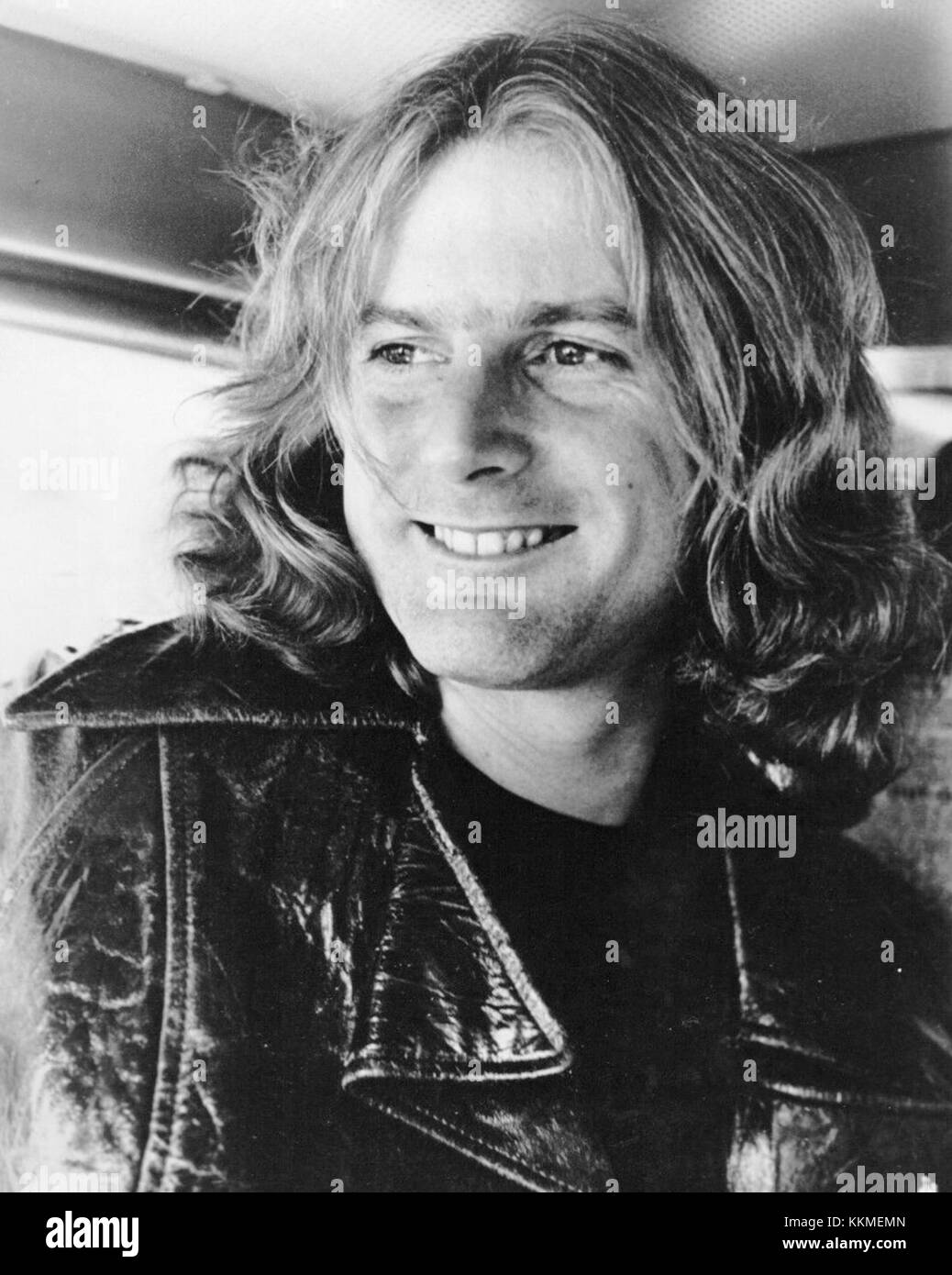 Dieses Bild zeigt Roger McGuinn, den US-amerikanischen Sänger, Songwriter und Musiker, der 1976 für seine Rolle in den Byrds bekannt war. Es zeigt ihn auf dem Höhepunkt seiner Karriere und spiegelt seinen ikonischen Stil und seine Beiträge zu den Folk-Rock- und Rockszenen wider. Stockfoto