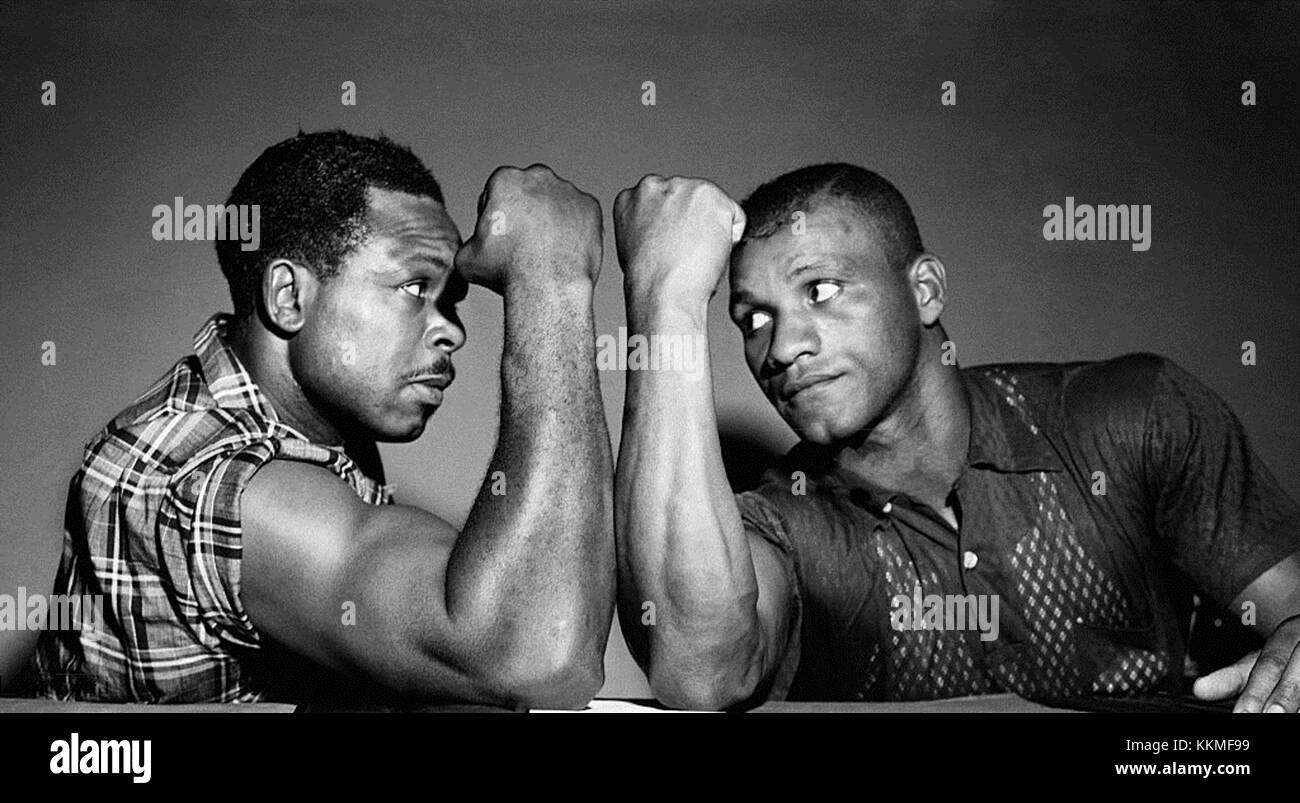 Der Kampf zwischen Archie Moore und Harold Johnson 1954 war ein bemerkenswertes Ereignis in der Geschichte des Boxens. Moore, der amtierende Leichtschwergewichtsmeister, verteidigte seinen Titel in einem spannenden Kampf, der seine Position in der Geschichte des Sports festigte. Stockfoto
