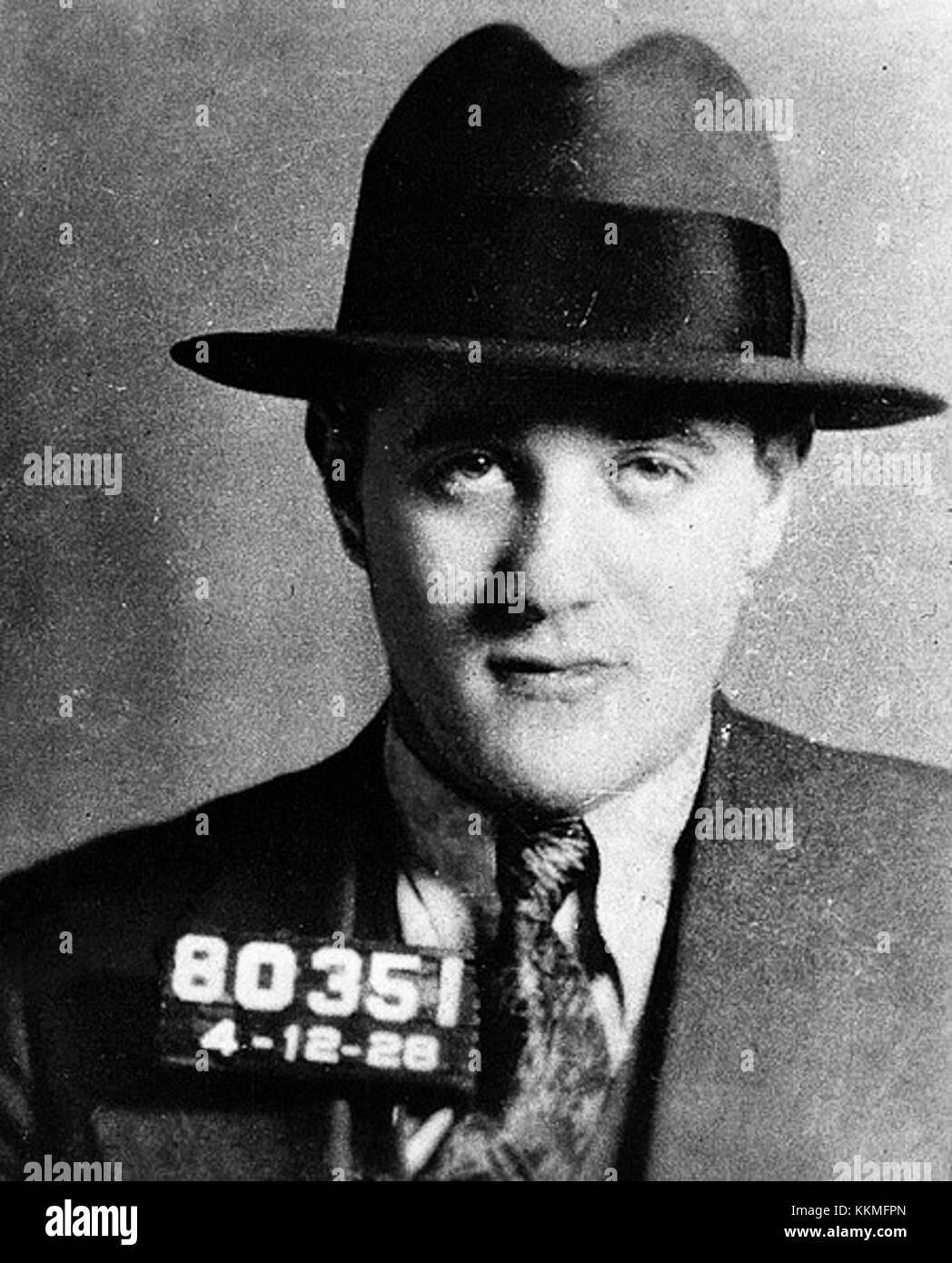 Ein Foto von Bugsy Siegel, dem berüchtigten amerikanischen Gangster, bekannt für seine Beteiligung an der Entwicklung des Las Vegas Strip und seine Verbindung zum organisierten Verbrechen. Er war eine Schlüsselfigur beim Wachstum von Las Vegas als Spielzentrum. Stockfoto