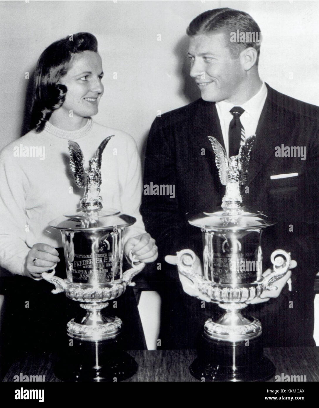 Pat McCormick, ein bekannter amerikanischer Taucher, und Mickey Mantle, ein legendärer Baseballspieler, wurden 1957 zusammen fotografiert. Das Bild fängt die kulturelle Prominenz dieser beiden Sportfiguren im Nachkriegs-Amerika ein. Stockfoto