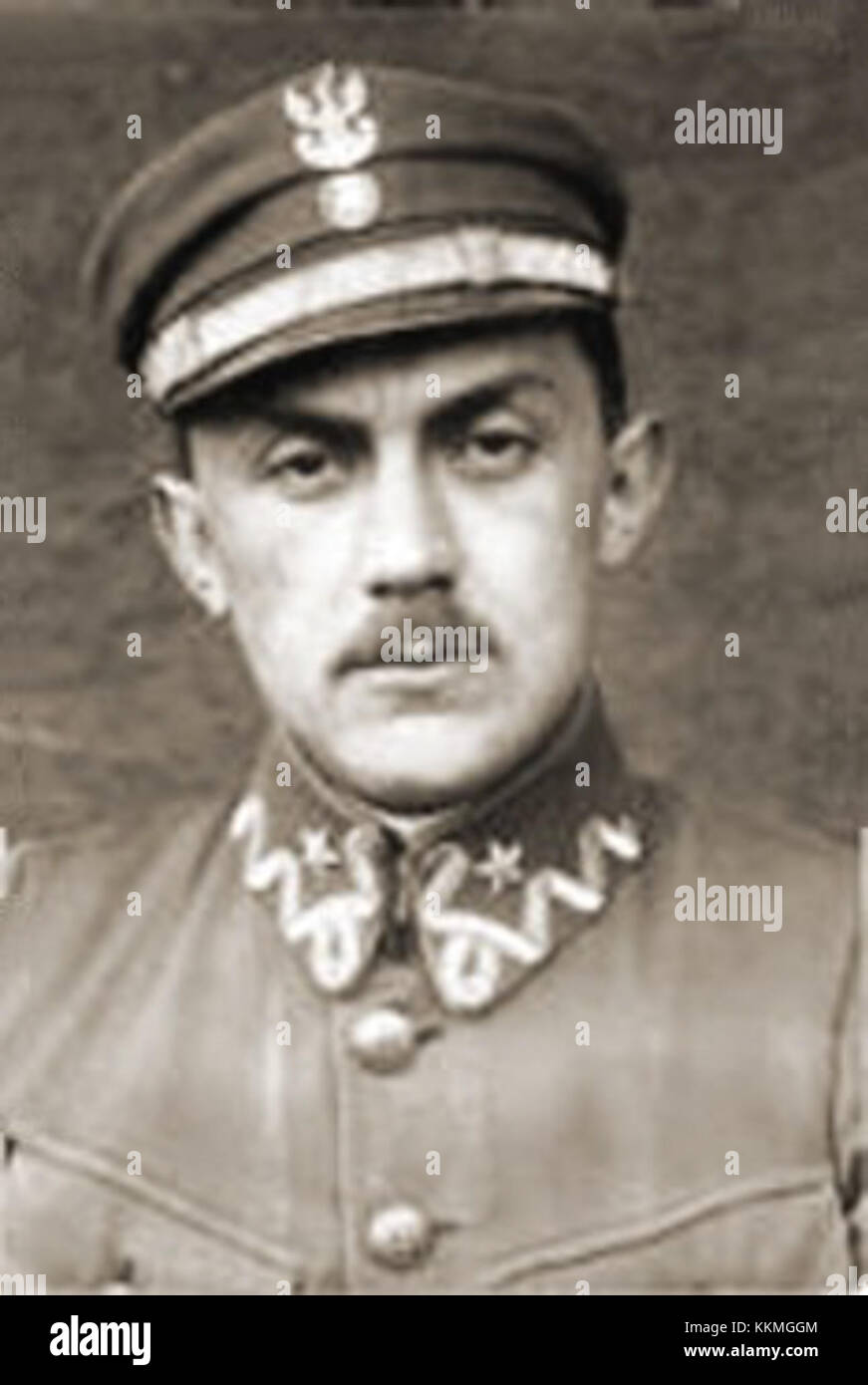 Filip Zawada ist ein zeitgenössischer Künstler, der für seine Erkundungen abstrakter Formen bekannt ist und oft unkonventionelle Materialien und Methoden verwendet, um zum Nachdenken anregende Kunstwerke zu kreieren. Stockfoto