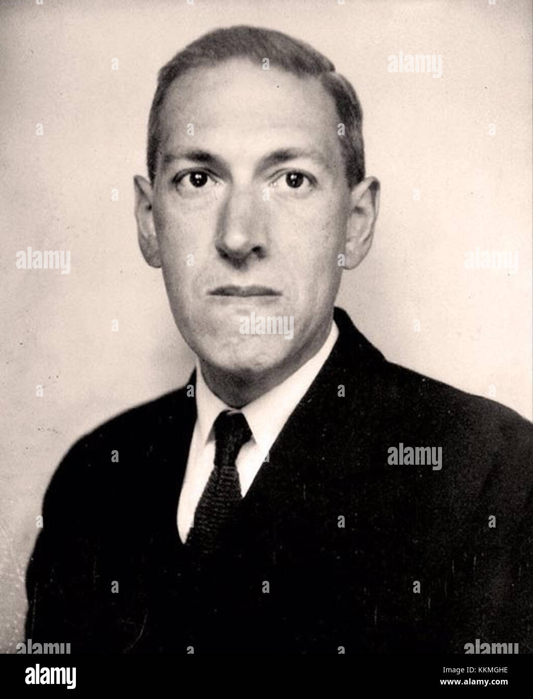 Das Foto zeigt den amerikanischen Autor H. P. Lovecraft im Juni 1934. Lovecraft ist bekannt für seine Beiträge zum Horrorgenre, insbesondere im Bereich der seltsamen Fiktion und des kosmischen Horrors. Stockfoto
