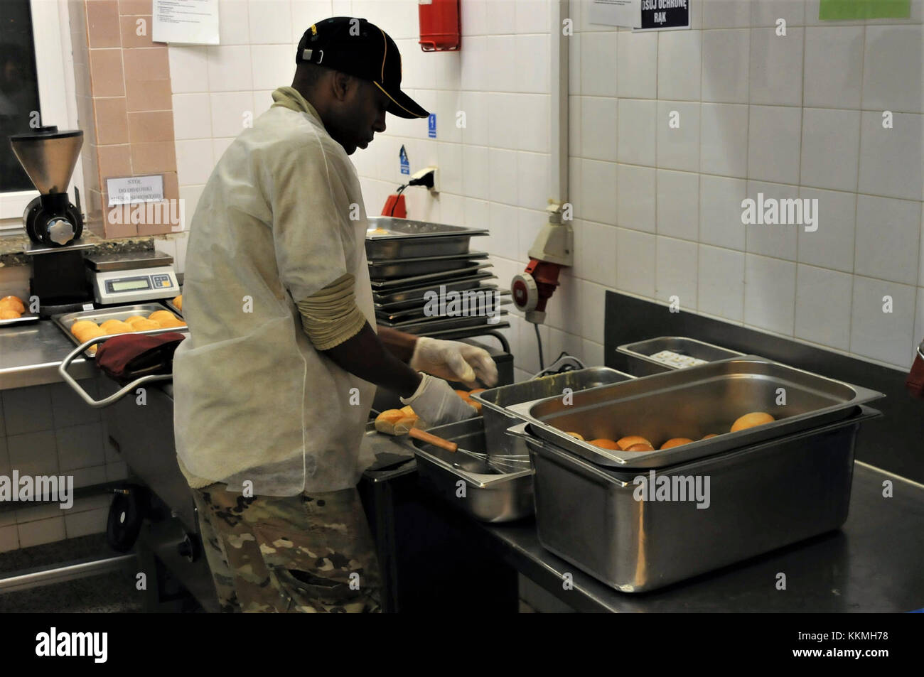 Spc. Timothy Pullen, kulinarischen Fachmann in der Schlacht Gruppe Polen zugewiesen bereitet Brot für das erste Erntedankfest Mahlzeit Event als Battle Group an Bemowo Piskie, Polen, am 22. November 2017. Stockfoto