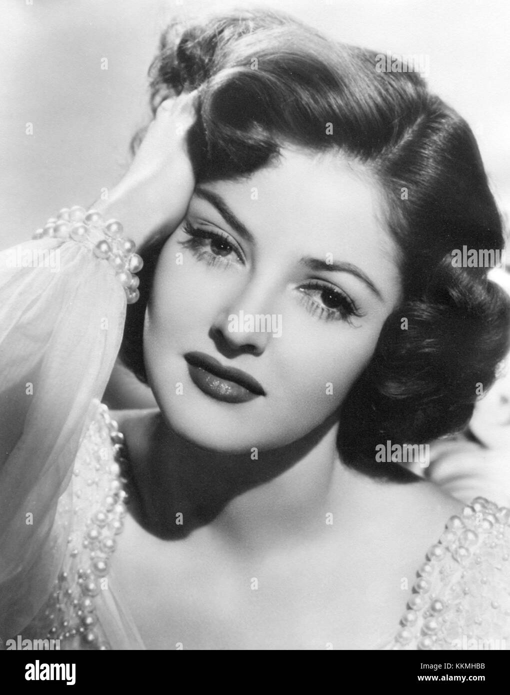 Martha Vickers, eine US-amerikanische Schauspielerin, ist vor allem für ihre Rolle in klassischen Filmen der 1940er Jahre bekannt Dieses Bild aus dem Jahr 1947 spiegelt ihre Prominenz in Hollywood während des Goldenen Zeitalters des Kinos wider. Stockfoto