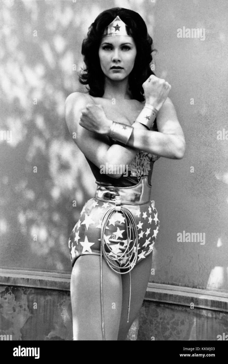 Lynda Carter ist vor allem für ihre ikonische Rolle als Wonder Woman in der Fernsehserie der 1970er Jahre bekannt. Ihre Darstellung des Superhelden machte sie zu einer Popkultur-Ikone und zu einem Symbol für Stärke und Gerechtigkeit. Stockfoto