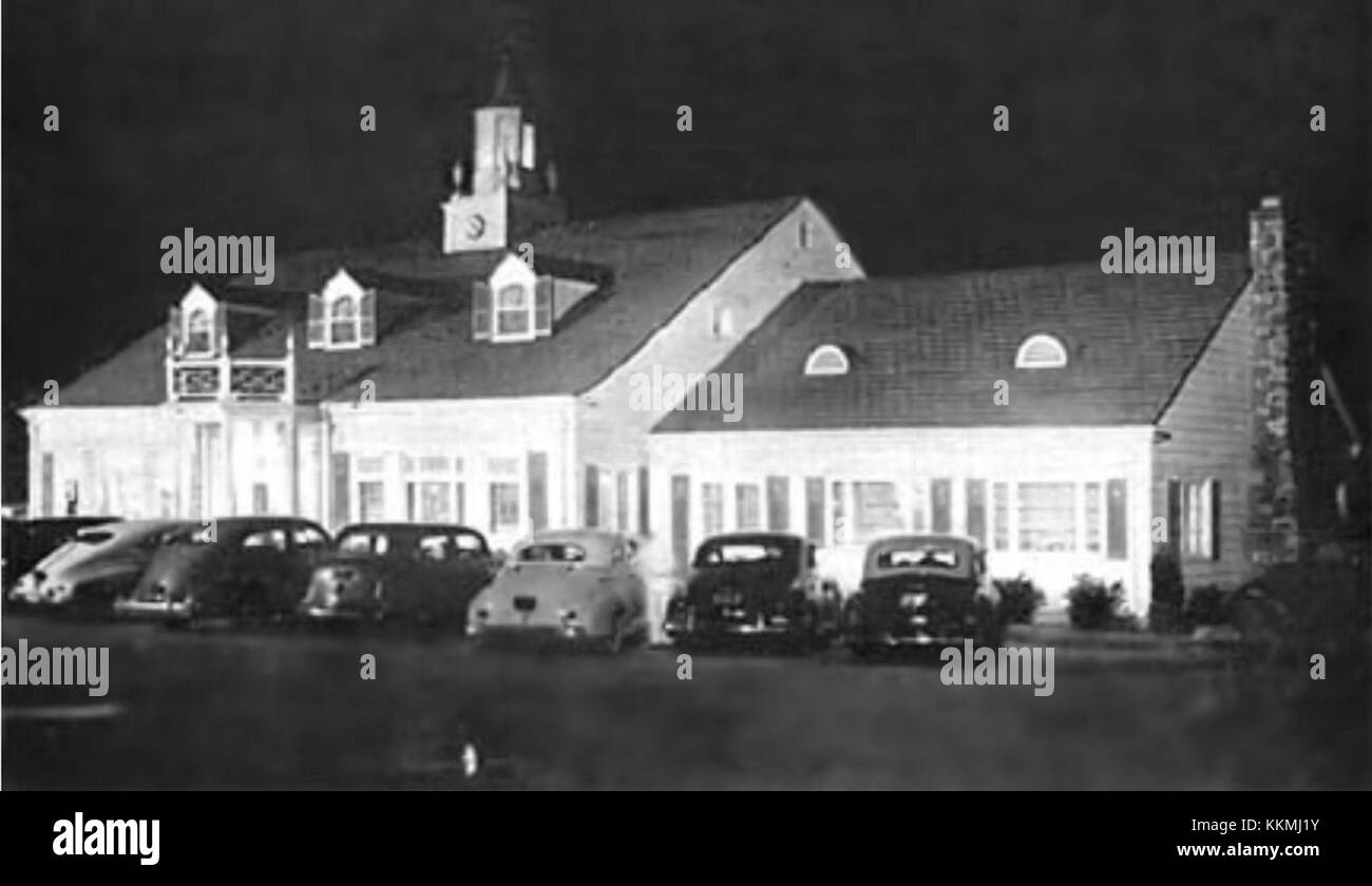 Eine Werbung für Howard Johnson's aus dem Jahr 1946 in Allentown, Pennsylvania, zeigt die Leistungen und Attraktivität der beliebten amerikanischen Restaurantkette während der Zeit nach dem Zweiten Weltkrieg. Das Howard Johnson's ist bekannt für seine markanten orangefarbenen Dächer und ein Symbol der amerikanischen Esskultur der Mitte des Jahrhunderts. Stockfoto