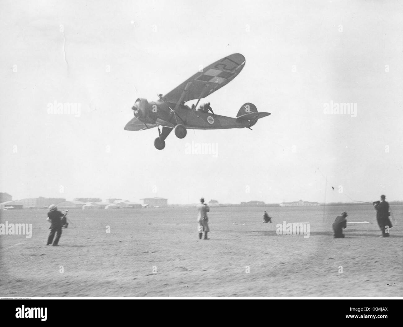 Lublin R-XIII-Verbindungsflugzeuge, die während einer Militärparade zum Gedenken an die Verfassung des 3. Mai 1938 eine Nachricht an Drähte auf dem Mokotów-Feld abrufen. Stockfoto