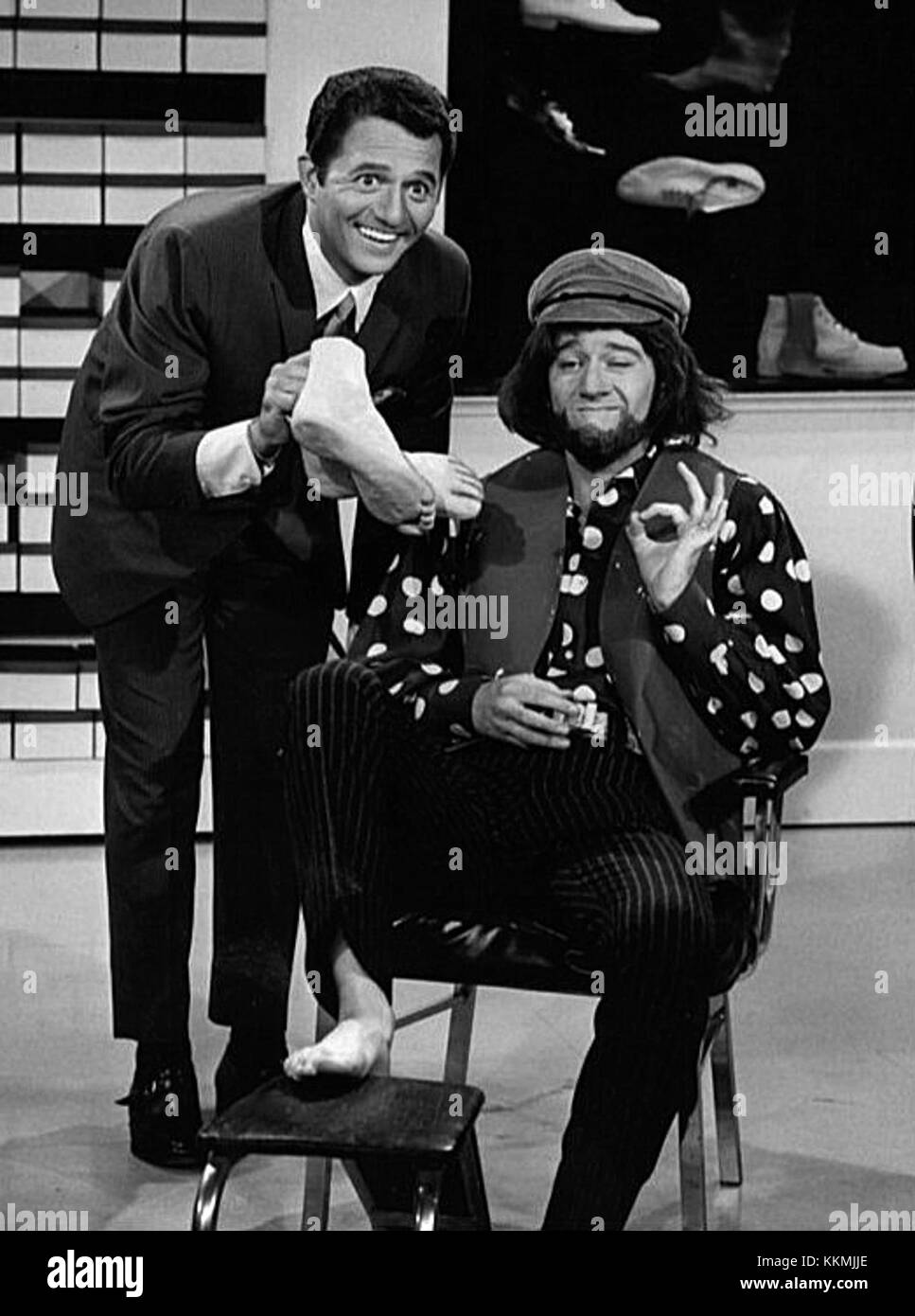 Ein Werbebild aus dem Film „Away We Go“ aus dem Jahr 1967 mit den Comedians George Carlin und Buddy Greco. Der Film ist eine Komödie über zwei Freunde, die sich auf eine Langlaufreise begeben. Stockfoto