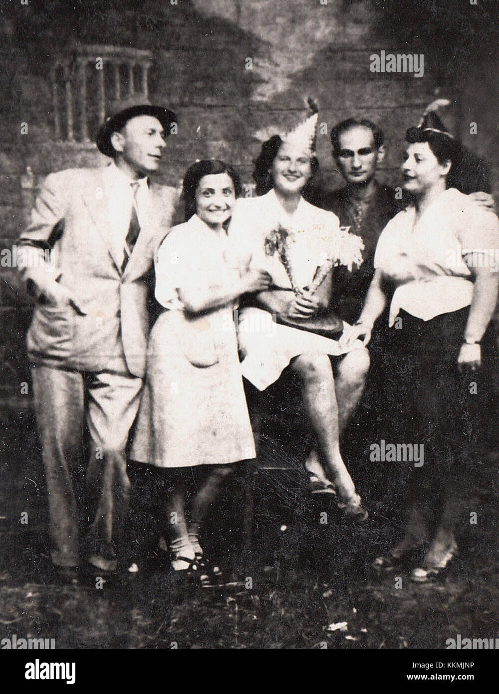 1944 wurden Evakuierte in Alexandria, Rumänien, während des Zweiten Weltkriegs wegen des anhaltenden Konflikts vertrieben. Das Ereignis spiegelt die größeren Schwierigkeiten wider, denen Zivilisten während des Krieges in Osteuropa gegenüberstanden. Stockfoto