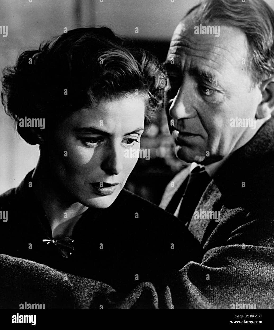 Ingrid Bergman war eine renommierte schwedische Schauspielerin, die für ihre Rollen in europäischen und amerikanischen Filmen bekannt war. 1954 war sie auf dem Höhepunkt ihrer Karriere, nachdem sie in Filmen wie *Casablanca* und *berüchtigt* mitspielte. Stockfoto