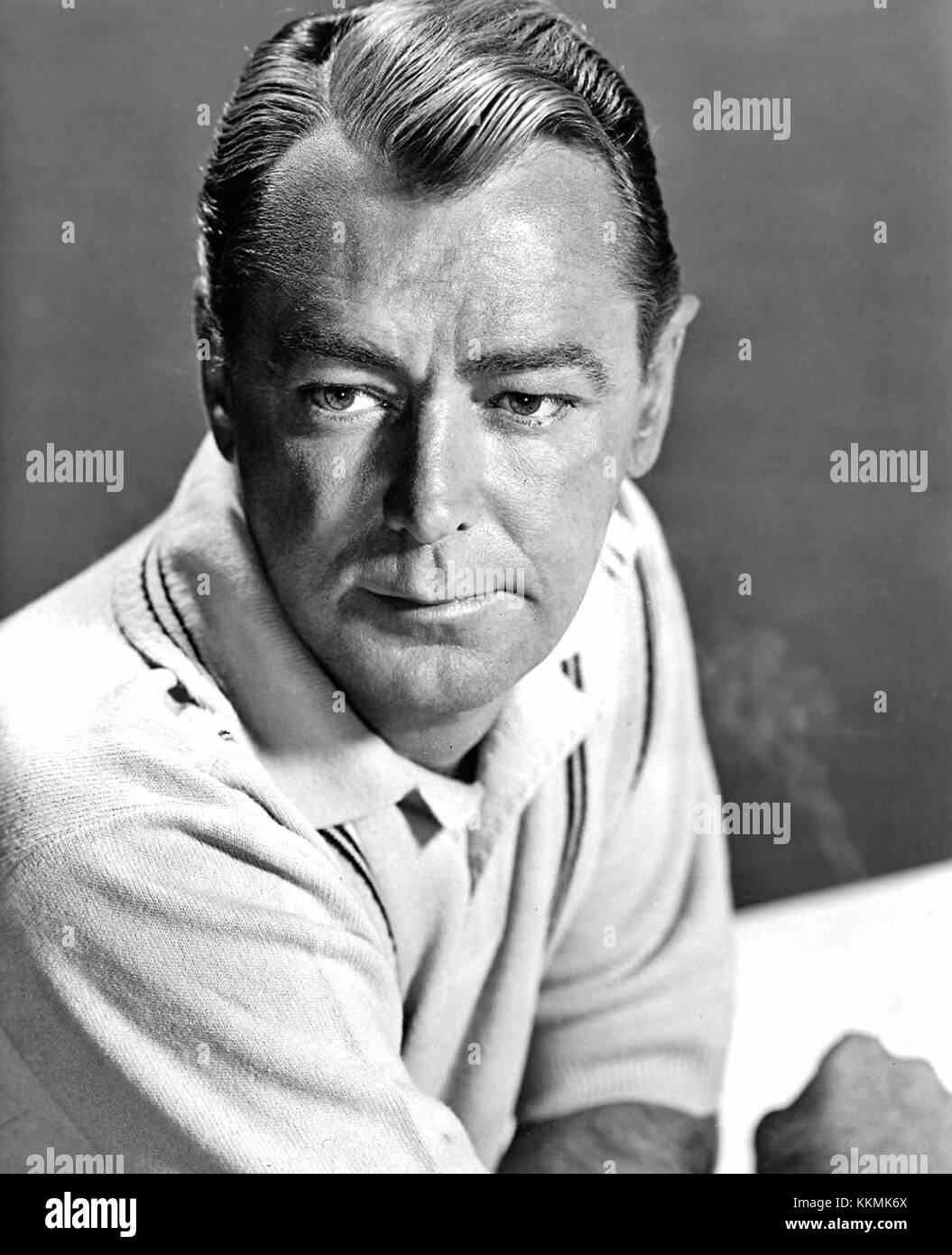 Alan Ladd, ein populärer Schauspieler in den 1940er und 1950er Jahren, ist auf diesem Foto dargestellt. Ladd war bekannt für seine Rollen in Hollywood-Filmen während des goldenen Zeitalters des Kinos. Stockfoto