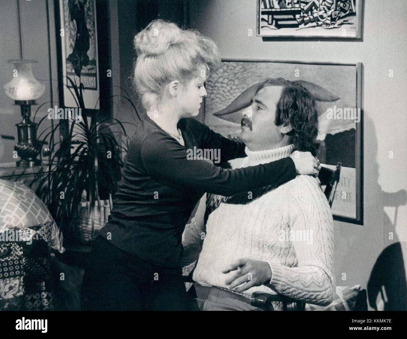 Bernadette Peters trat in der Fernsehsendung All in the Family auf, einer bahnbrechenden Sitcom, die sich mit sozialen Themen befasst. Die Hauptrolle spielte Carroll O'Connor als Archie Bunker. Peters spielte eine Gastrolle und trug zu der komödiantischen, aber kritischen Darstellung des Alltags bei. All in the Family, bekannt für seinen kühnen Umgang mit sensiblen Themen, wurde in den 1970er Jahren ausgestrahlt und hatte einen nachhaltigen Einfluss auf das amerikanische Fernsehen. Stockfoto