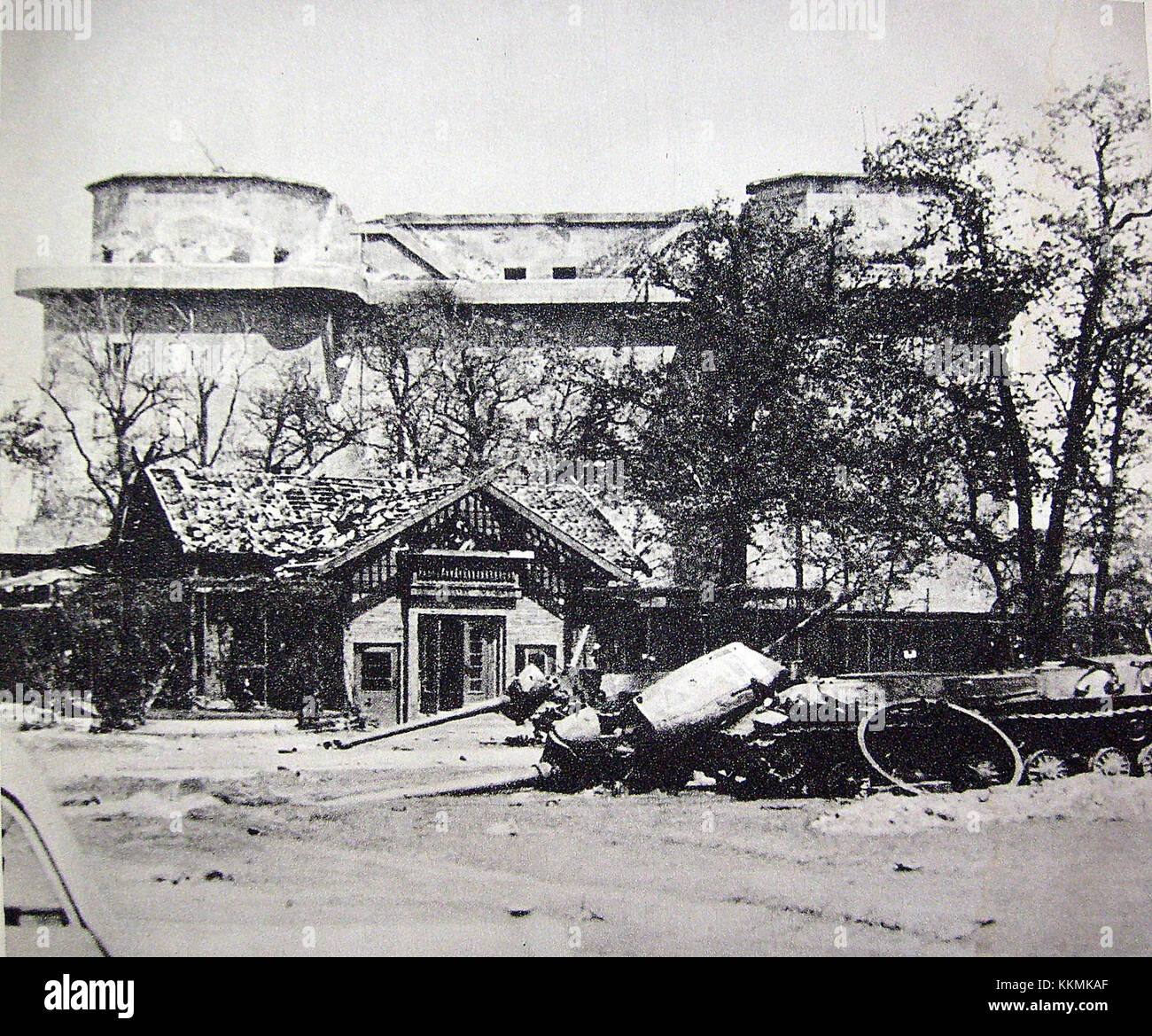 Ein Foto, das im Mai 1945 aufgenommen wurde und die KENOX S630 / Samsung S630 Kamera zeigt, die eine Szene aus dem Berliner Zoo aufnimmt und den historischen Moment nach dem Zweiten Weltkrieg beleuchtet Stockfoto