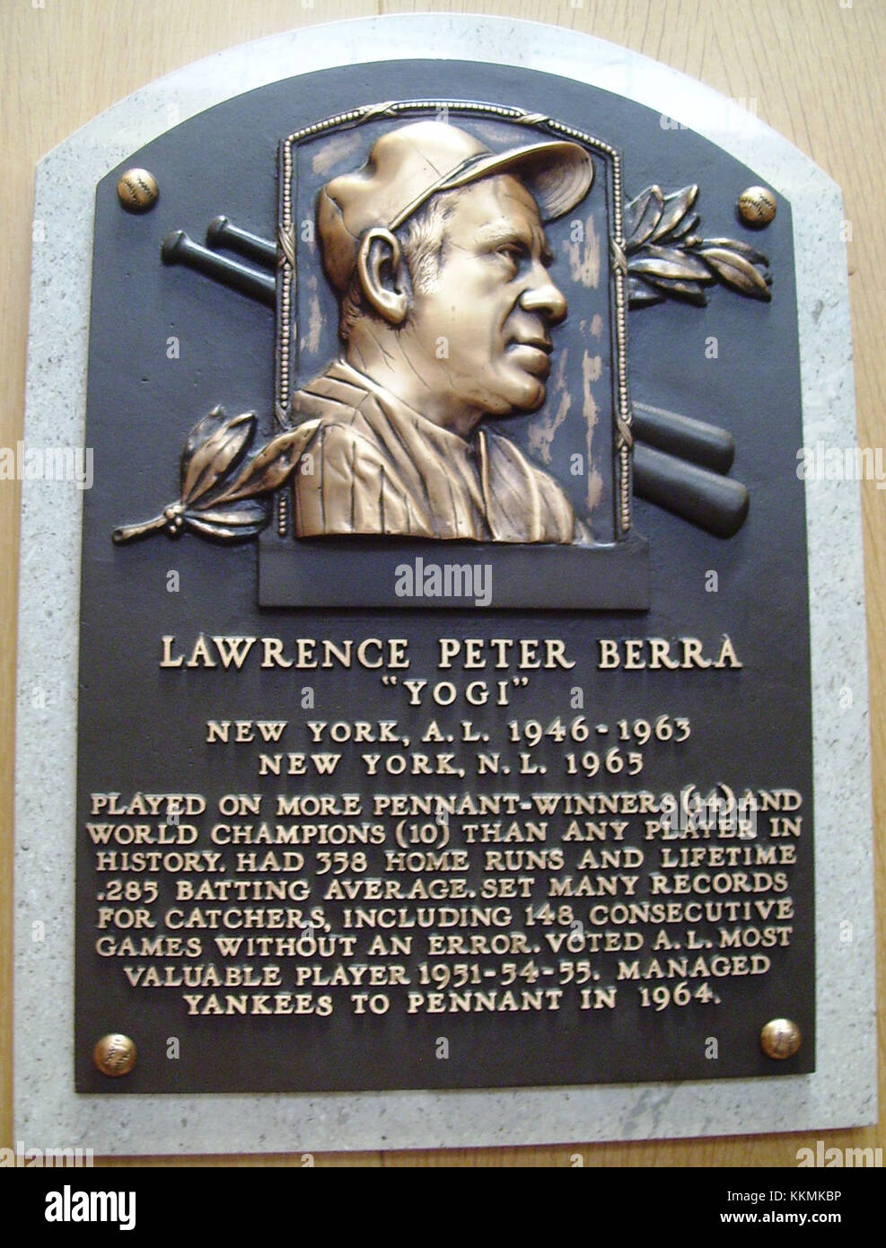 Ein Bild der Hall of Fame-Plakette für Yogi Berra, einen legendären Baseballspieler. Berra ist bekannt für seine beeindruckende Karriere als Catcher und seine Beiträge zum Major League Baseball. Die Plakette ehrt sein Erbe im Baseball-Sport. Stockfoto