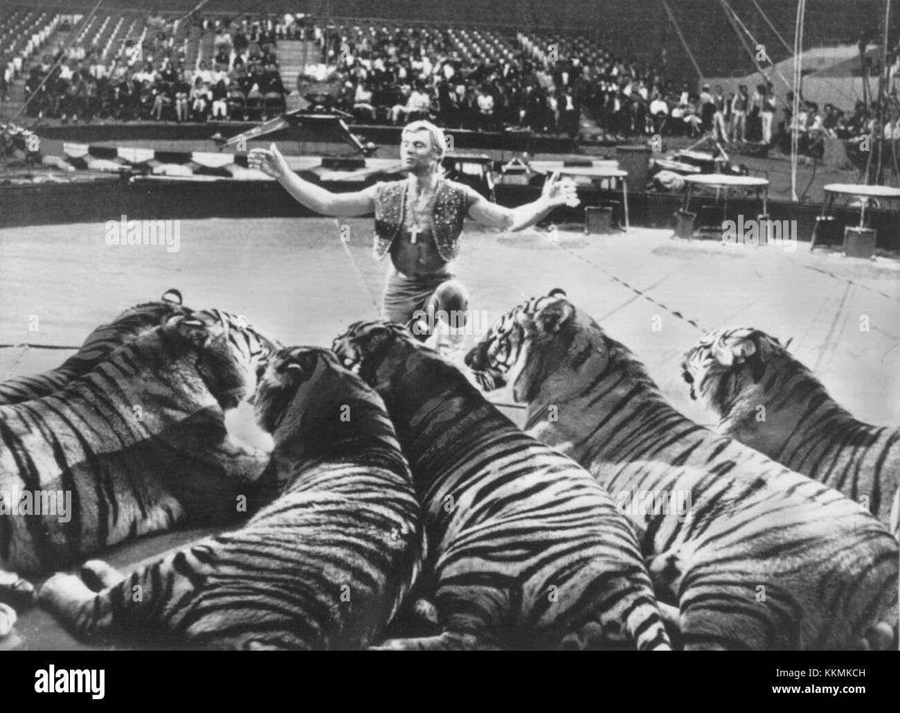 Bachmann Züge – Ringling Bros. Animiertes Pferdeauto (weiß) HO 1:87, Mit Beweglichen Lama-Köpfen, Komplett Montiert