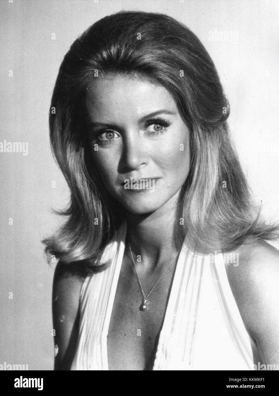 Donna Mills ist eine US-amerikanische Schauspielerin, die für ihre Rollen in Fernsehdramen bekannt ist, insbesondere für ihre Darstellung von Abby Ewing in der beliebten Fernsehserie *Knots Landing*. Dieser Bezug bezieht sich auf ihren Auftritt oder ihre Rolle im Jahr 1975, einer Zeit, in der sie in der Unterhaltungsbranche an Bedeutung gewann. Stockfoto