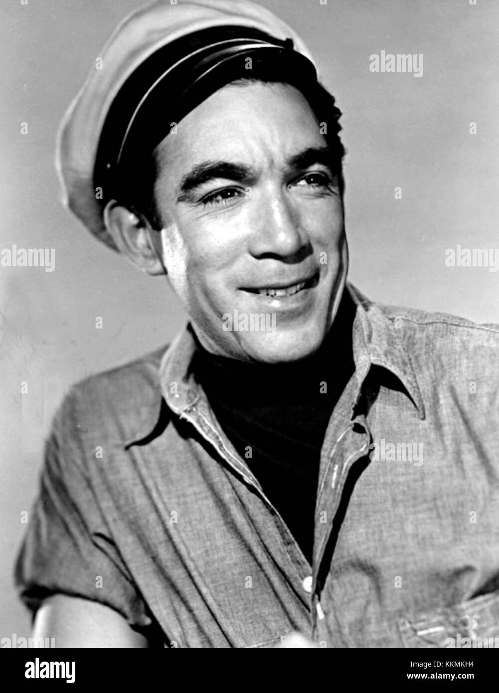 Dieser Gegenstand ist ein signiertes Autogramm von Anthony Quinn, einem bekannten Schauspieler, der für seine Rollen in Filmen wie „Zorba der Grieche“ und „Lawrence von Arabien“ bekannt ist. Das Autogramm ist ein Sammlerstück für Fans des klassischen Kinos. Stockfoto