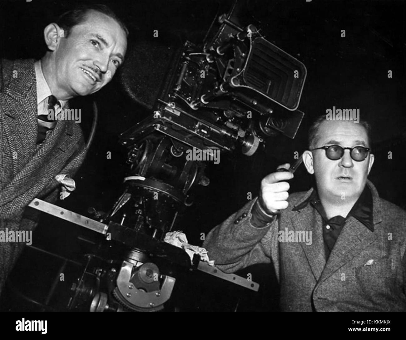 Bert Glennon arbeitete als Kameramann für John Fords legendären Western-Film *Stagecoach* aus dem Jahr 1939, der für seine bahnbrechenden Visuals, szenischen Aufnahmen und Filmtechniken bekannt ist. Der Film mit John Wayne stellte die Bühne für zukünftige Westler dar und wurde zu einem Wahrzeichen in der Geschichte Hollywoods. Stockfoto