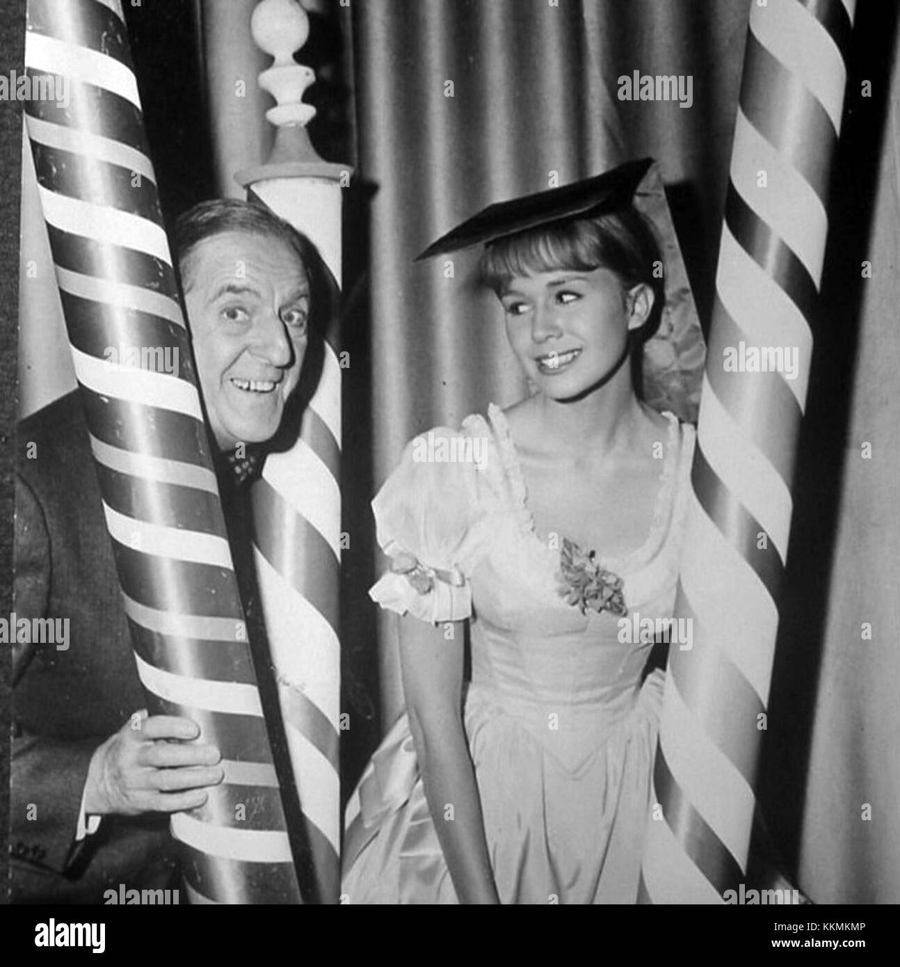 Our man Higgins ist ein US-amerikanischer Film aus dem Jahr 1962 mit Virginia Mayo und Michael O'Shea. Der Film dreht sich um eine komödiantische Handlung, die Missverständnisse und Charakterinteraktionen auf eine unbeschwerte, unterhaltsame Weise beinhaltet. Stockfoto