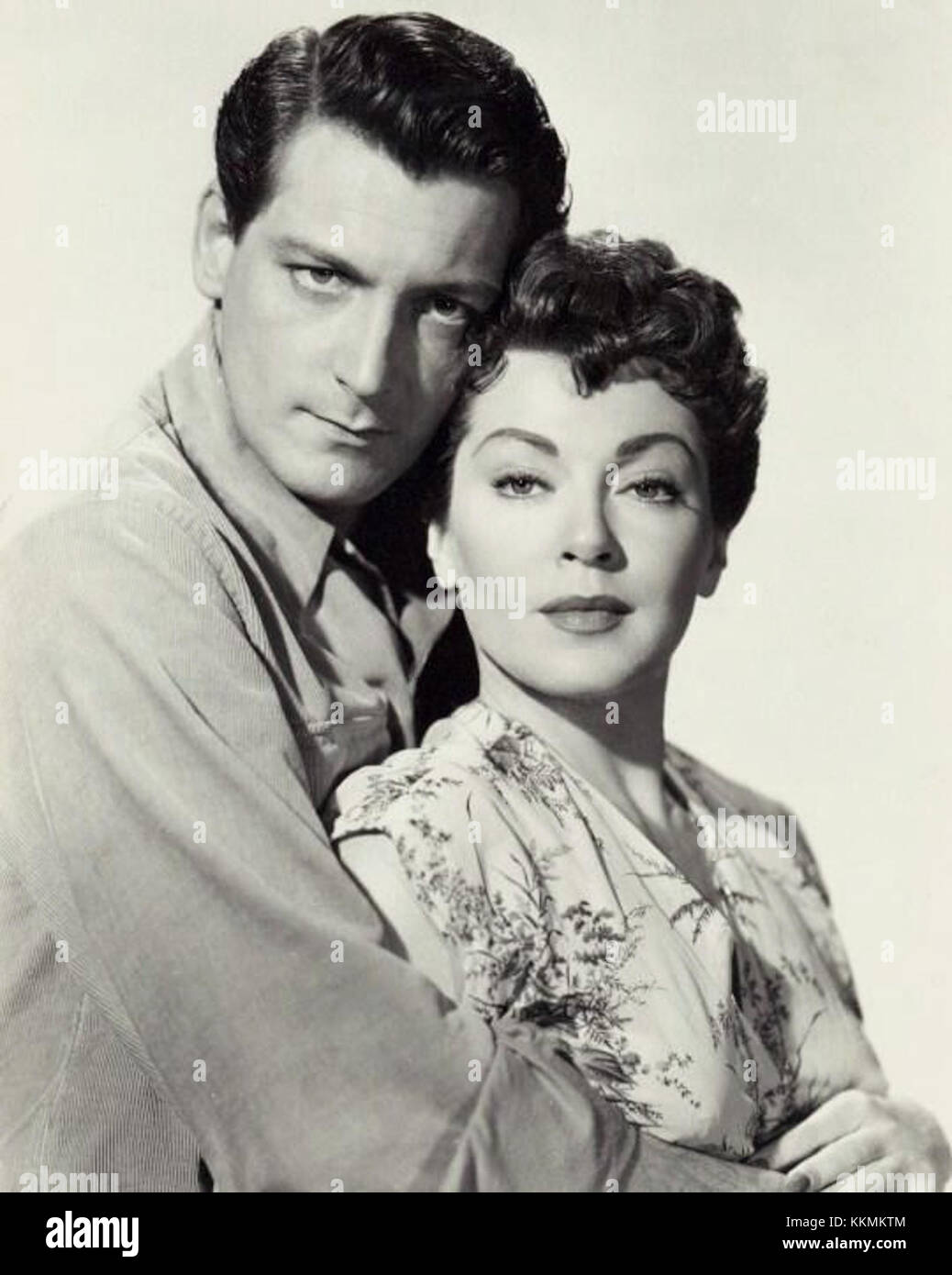 Carlos Thompson und Lana Turner spielen die Hauptrollen in dem 1954 erschienenen Film „Flame and the Flesh“, der für seine dramatische Handlung und seine fesselnden Darbietungen der führenden Schauspieler bekannt ist. Stockfoto