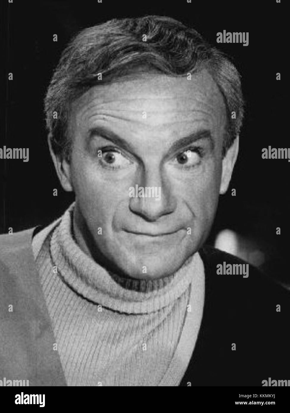 Jonathan Harris spielte die Hauptrolle des Dr. Zachary Smith in der Science-Fiction-TV-Serie Lost in Space der 1960er Jahre. Die Serie folgte den Abenteuern der Robinson-Familie, die auf einem fernen Planeten gestrandet war. Dr. Smith, ursprünglich ein Bösewicht, wurde zu einer zentralen Figur, die für seine komödiantischen und manchmal schurken Mätzchen bekannt ist. Seine Darstellung in der Serie bleibt in der Geschichte des Science-fiction-Fernsehens ein Kultstück. Stockfoto