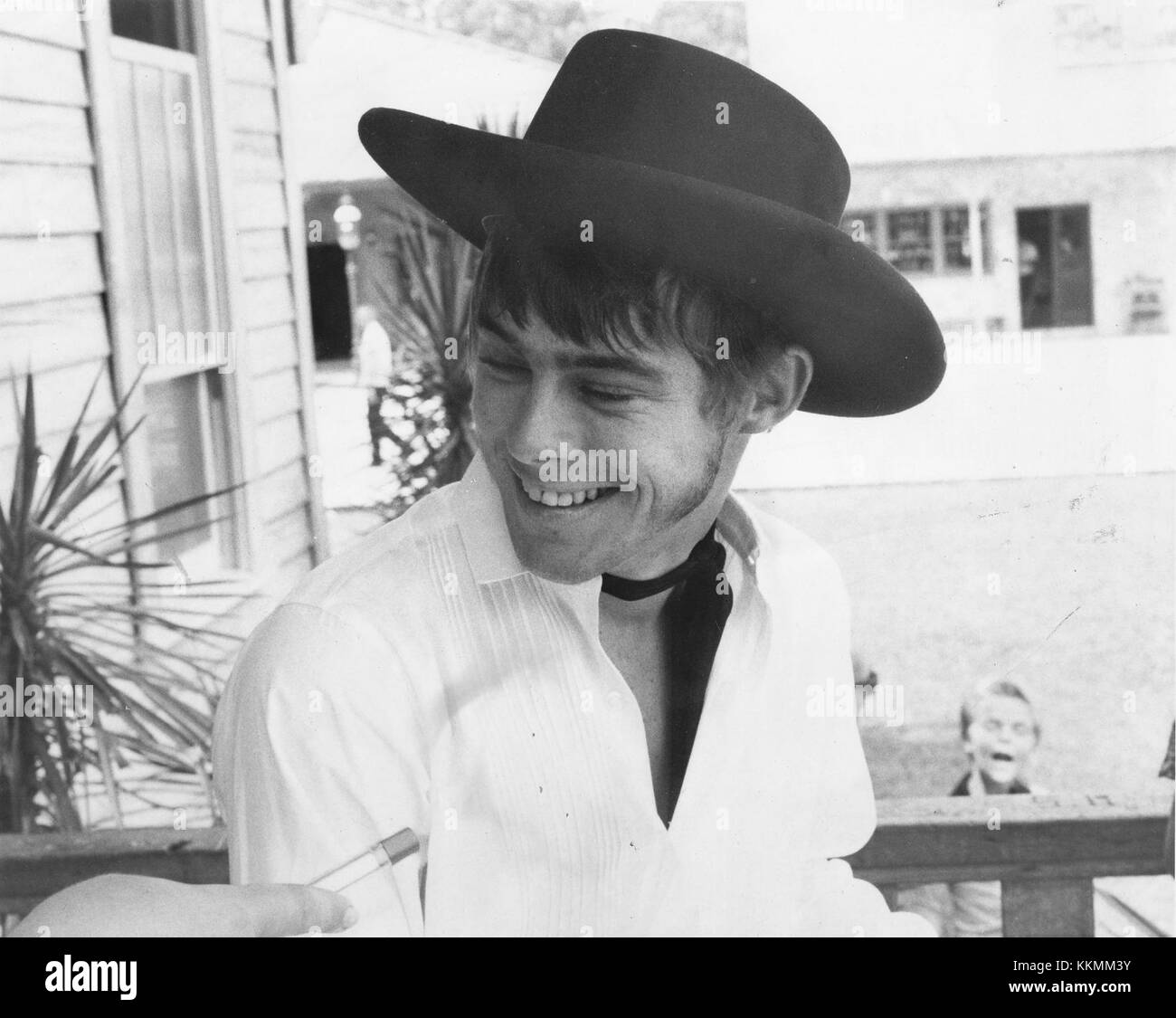 Luke Halpin, bekannt für seine Rolle in der TV-Serie Flipper, ist im Six-Gun-Territorium in Florida zu sehen, einem Vergnügungspark im westlichen Stil. Der Park bietet Live-Action-Shows und Themenattraktionen, die den Wilden Westen für Besucher zum Leben erwecken. Sie wurde von 1963 bis 1984 betrieben und war ein beliebtes Familienziel. Halpins Auftritt im Park trug zu seiner Attraktivität bei und zog Fans der Show an. Stockfoto