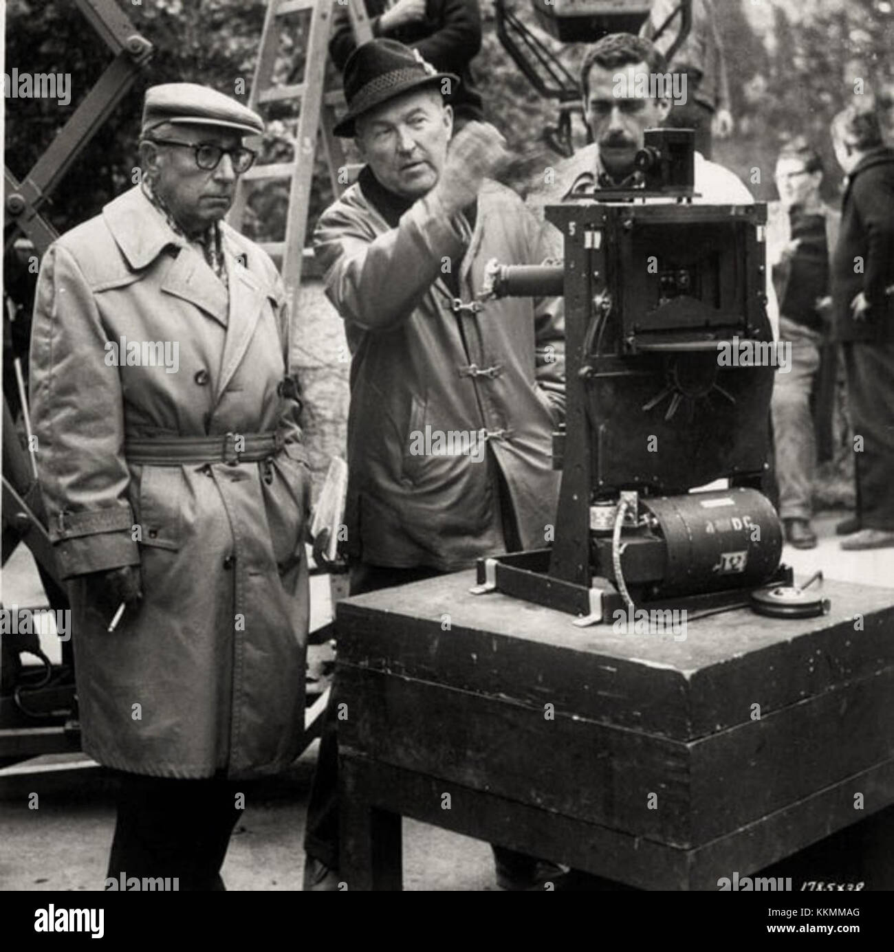 Paul C. Vogel und George PAL sind 1962 in dem Film *The Wonderful World of the Brothers Grimm* zu sehen, der das Leben und die Märchen der berühmten Brüder Grimm erforscht. Dieses Bild zeigt ihre Beteiligung an der Produktion des Films. Stockfoto