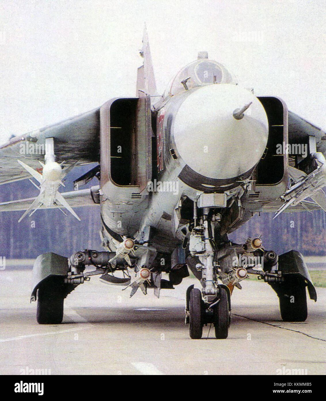 Die MiG-23 NTW 1 94 ist eine Variante der MiG-23, einem Kampfflugzeug aus der sowjetischen Zeit, das für sein variabler Flügeldesign bekannt ist. Während des Kalten Krieges wurde es von sowjetischen und alliierten Luftstreitkräften eingesetzt. Stockfoto