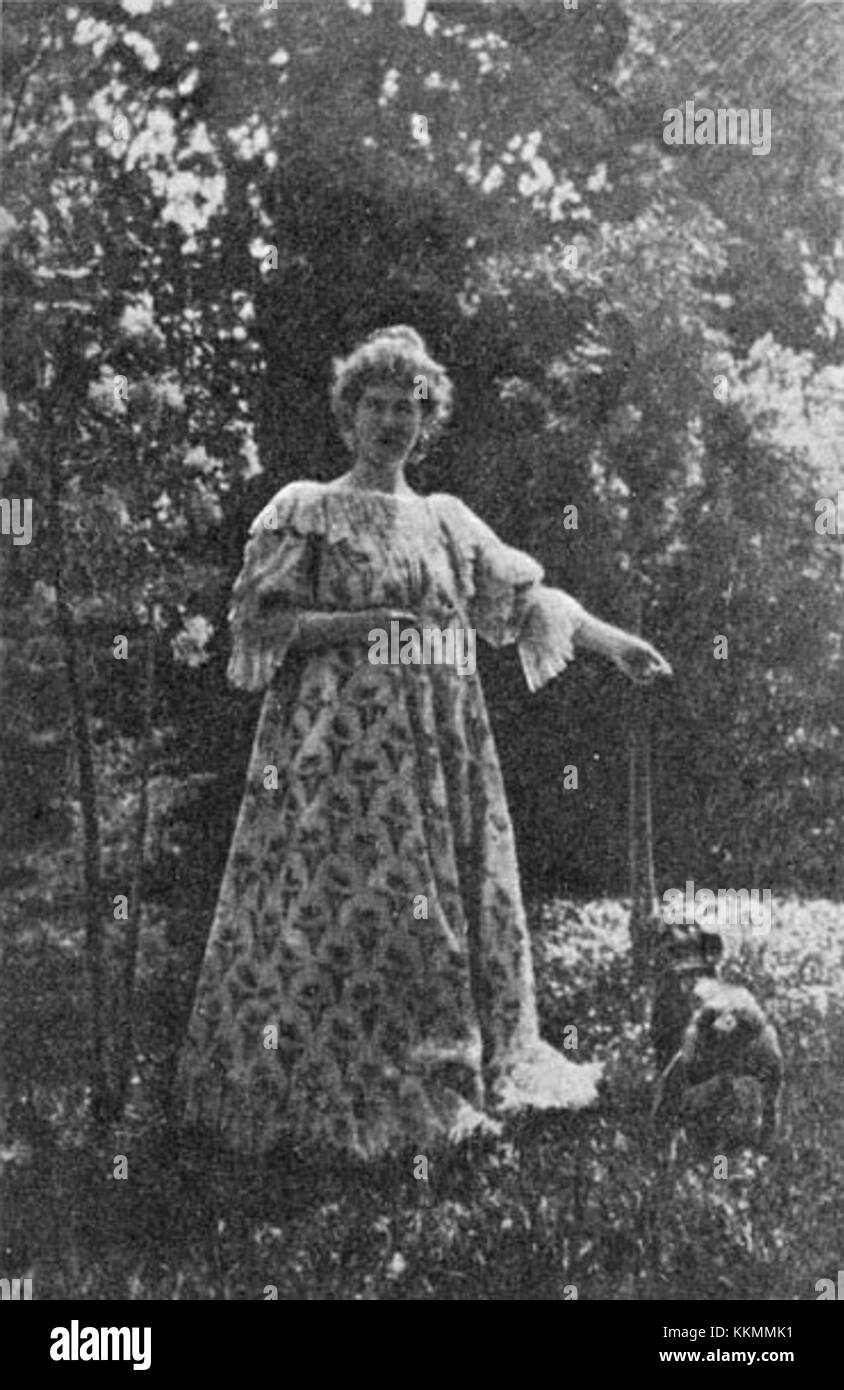 Ein Porträt von Maria Tenishewa, einer prominenten russischen Künstlerin und Mäzene der Künste, aufgenommen in einem Garten. Bekannt für ihre Beiträge zur russischen Kunst und Kultur, wird sie inmitten üppiger Grünflächen dargestellt, die ihre Wertschätzung für die Natur widerspiegeln. Stockfoto