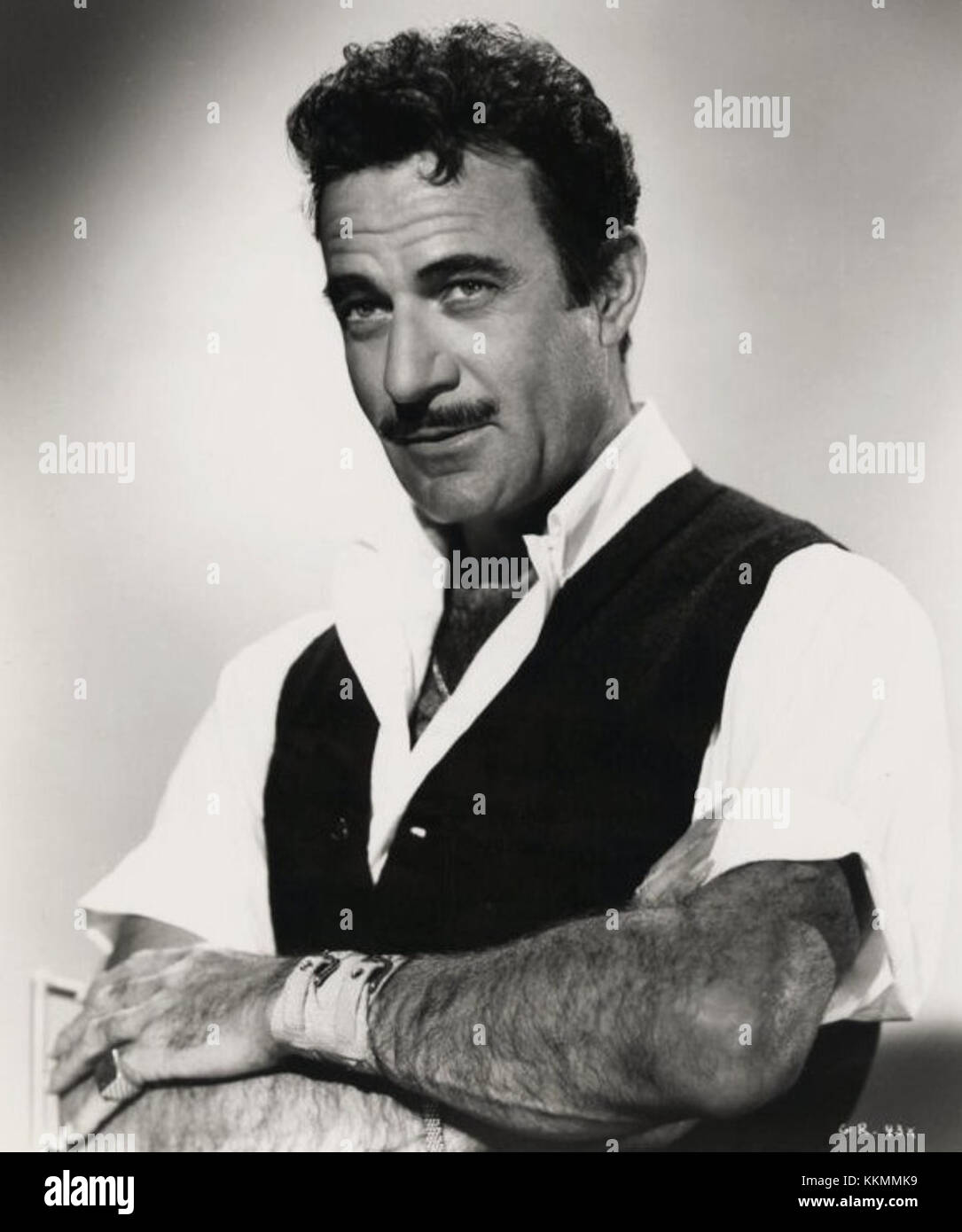 Szene aus dem Musikfilm „The French Line“ aus dem Jahr 1953 mit dem Schauspieler Gilbert Roland als Pierre Duquesne, der einen französischen Playboy darstellt, der mit einer Ölerbin auf einer transatlantischen Reise verwickelt ist. Stockfoto