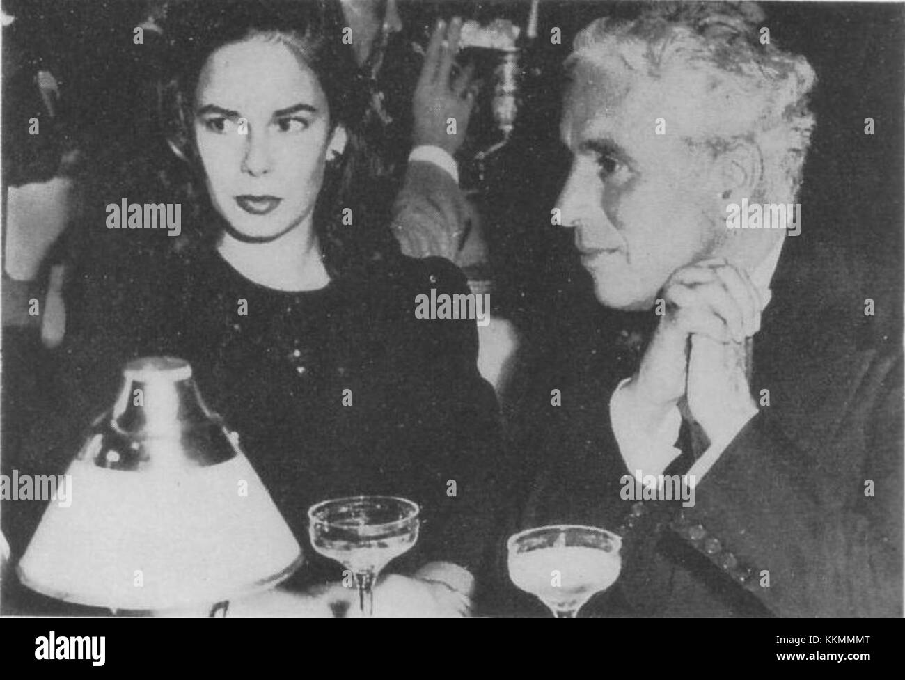 Oona O'Neill und Charlie Chaplin sind in diesem Bild von 1944 zu sehen. Oona war Charlie Chaplins vierte Ehefrau und sie hatten eine bedeutende Beziehung, mit Chaplin war eine wichtige Figur im Stummfilm. Stockfoto