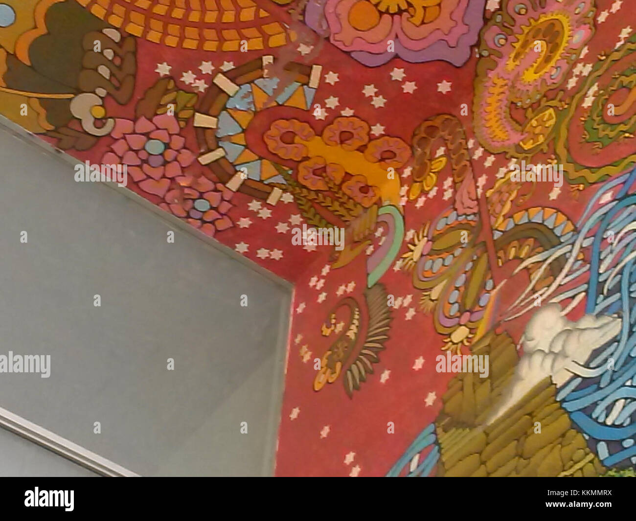 1973 schuf der Künstler Frank Carson ein Wandbild in der 726 K Street in Sacramento, das lebendige psychedelische Bilder zeigt, die für diese Zeit charakteristisch sind, darunter Farne, Blumen und Segelschiffe. Stockfoto