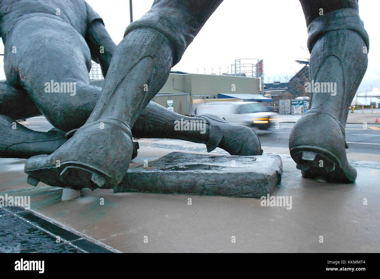 Dieses Bild fängt einen entscheidenden Moment während eines Baseballspiels ein und zeigt die Fußarbeit eines playerâ, während er ein Spiel an der zweiten Basis versucht. Es betont die schnellen Reflexe und die Sportlichkeit, die in diesem kritischen Aspekt des Spiels erforderlich sind. Stockfoto