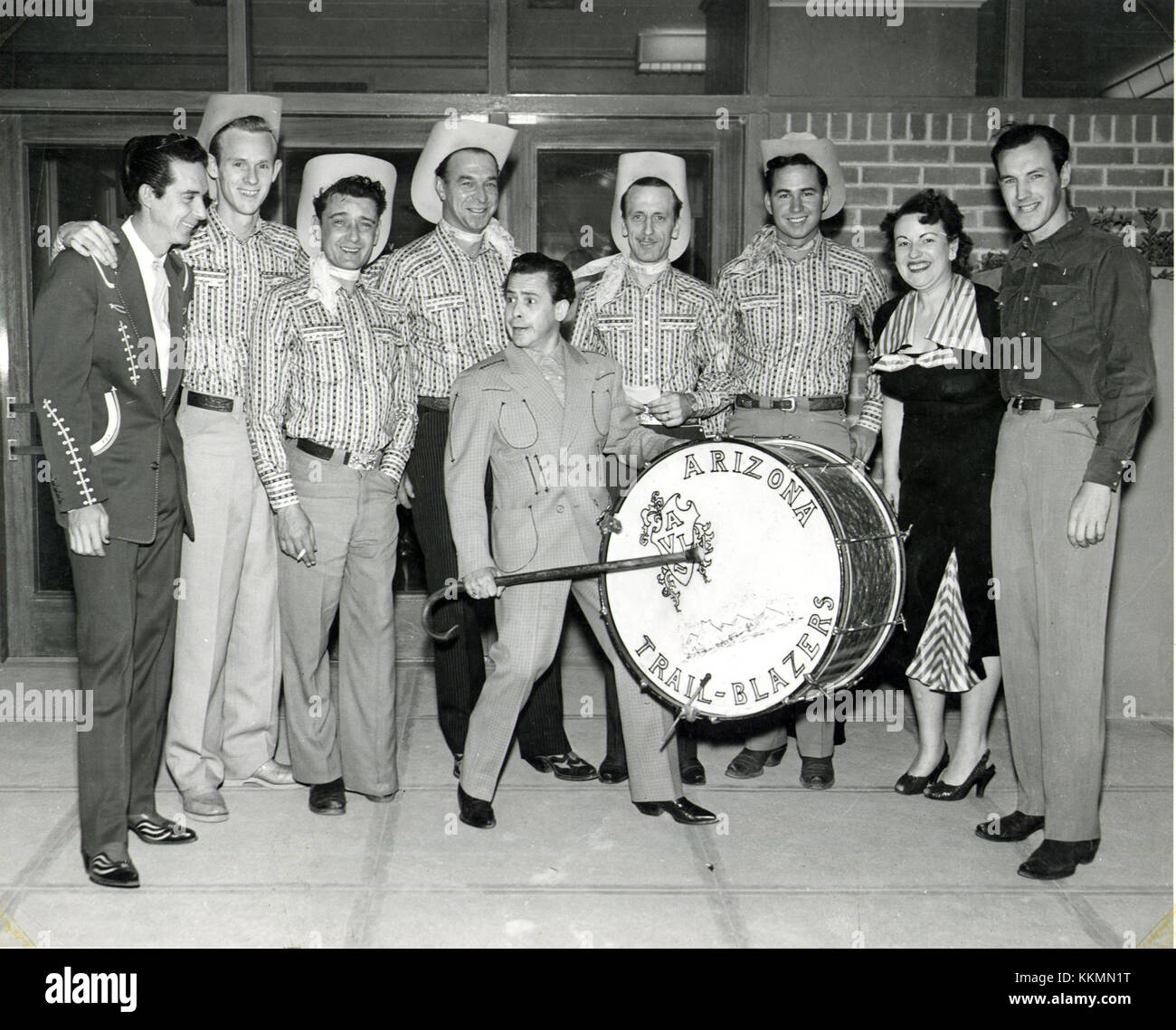 Ein historisches Foto aus dem Jahr 1952, das vier prominente Persönlichkeiten der amerikanischen Country-Musik zeigt: Donn Reynolds, Ray Price, Jimmy Dickens und Del Wood. Diese Persönlichkeiten haben die Musikszene des Landes Mitte des 20. Jahrhunderts beeinflusst. Stockfoto