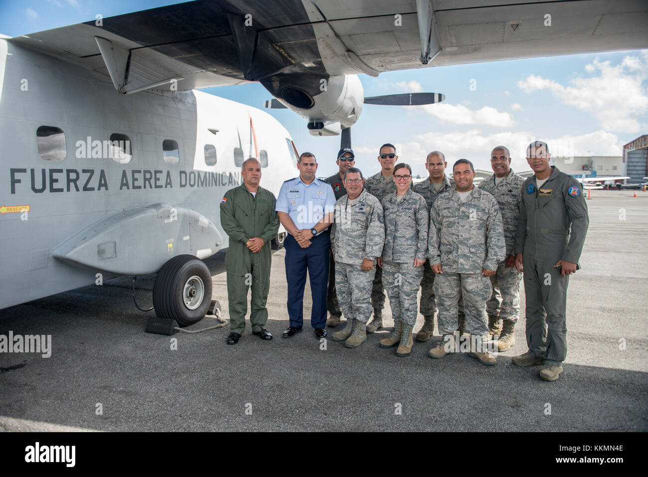 156 Airlift Wing und Dominikanische Republik Mitglieder posieren für ein Foto, November 22, 2017, auf der Isla Grande Flughafen, Puerto Rico. Die Dominikanische Republik aircrew gelieferten Hilfsgüter nach Puerto Rico Wachposten während ihrer Genesung zu unterstützen. (U.S. Air National Guard Foto: Staff Sgt. Daniel J. Martinez) Stockfoto