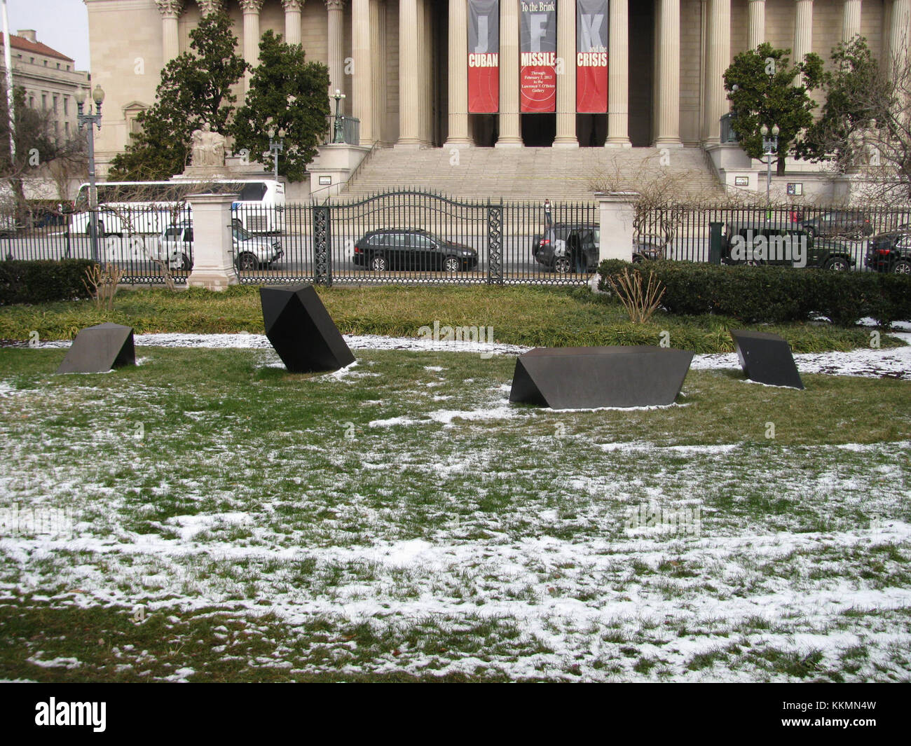 Wandering Rocks ist eine Skulptur von Tony Smith, die für ihre abstrakten und geometrischen Formen bekannt ist. Das Kunstwerk erforscht die Beziehung zwischen Raum und Form in der modernen Kunst. Stockfoto