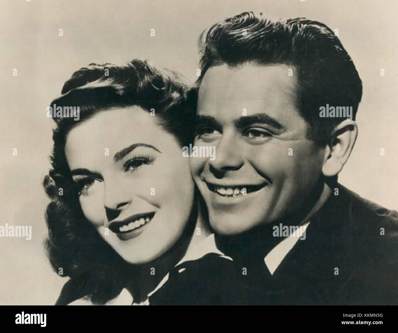 Marguerite Chapman und Glenn Ford sind die Hauptrollen des Films *Destroyer* aus dem Jahr 1943, in dem ihre Auftritte während des Goldenen Zeitalters Hollywoods gezeigt werden. Stockfoto