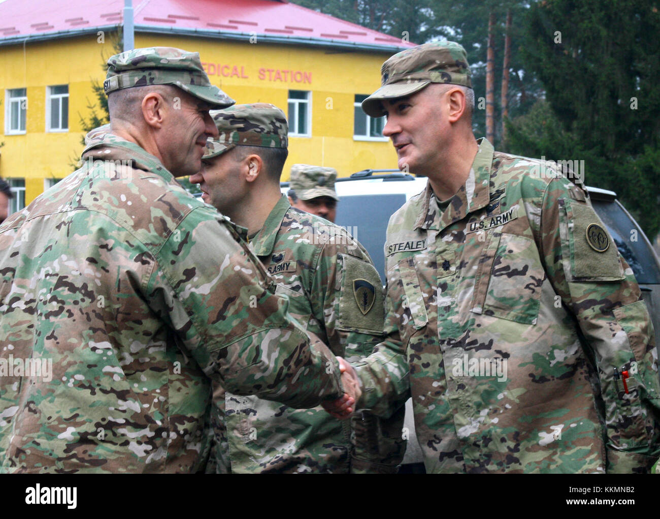 YAVORIV, UKRAINE - Generalmajor John Gronski, die US-Army Europe stellvertretender Kommandant für Army National Guard, grüßt Oberstleutnant Robert Stealey, die Gemeinsame Multinationale Ausbildung Gruppe - Ukraine (JMTG-U) Stabschef, bevor ein JMTG-U Übertragung der Autorität Zeremonie hier Nov. 22. Während der Zeremonie Soldaten aus der New York Army National Guard 27 Infantry Brigade Combat Team (Ibct) übernahm das Kommando der JMTG-U ab 45. Die oklahama der National Guard IBCT, die in der Ukraine seit Januar wurden. (U.S. Armee Foto von Sgt. Alexander Rektor) Stockfoto