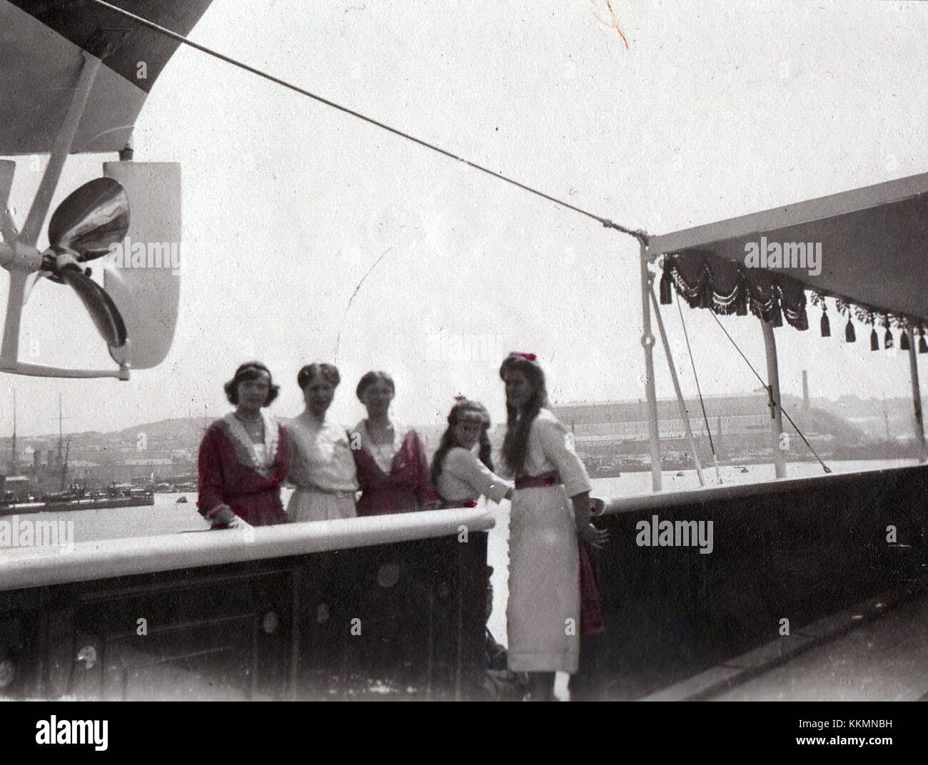 Dieses Foto zeigt Alexandra Feodorowna, die letzte Zarin Russlands, mit ihren Töchtern an Bord der russischen kaiserlichen Yacht *Standart*. Das Bild fängt einen Moment des königlichen Familienlebens ein. Stockfoto