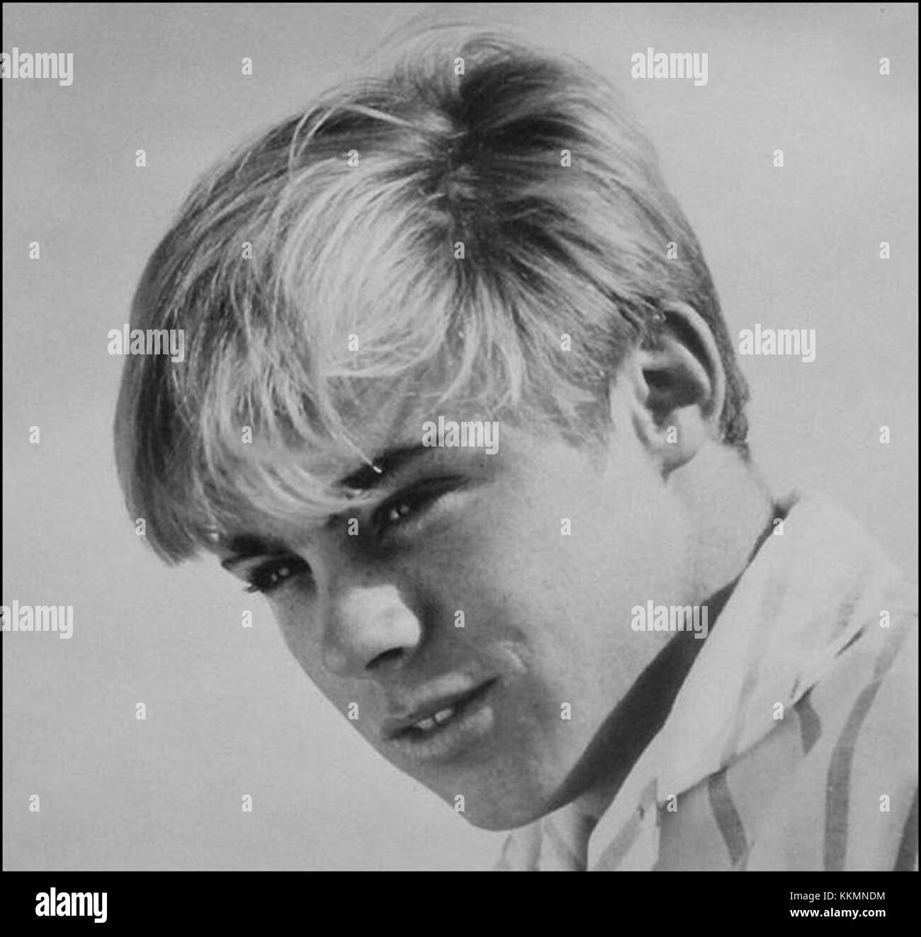 Der extra lange, konische Schnitt bezieht sich auf eine Frisur, die sich durch längere Haare auf der Oberseite mit allmählich kürzeren Seiten und Rücken auszeichnet. Dieser Schnitt ist beliebt für sein stilvolles Aussehen und seine Vielseitigkeit und ermöglicht mehrere Styling-Optionen. Stockfoto