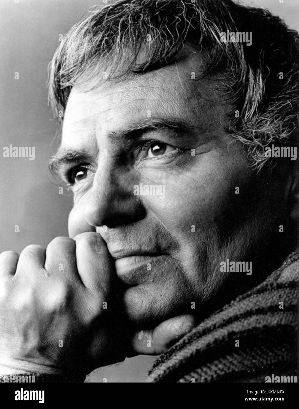 Dieses Standbild von James Mason fängt seine charismatische Präsenz als Schauspieler im Kino der Mitte des 20. Jahrhunderts ein. Masons vielseitige Darbietungen erstreckten sich über mehrere Genres. Stockfoto