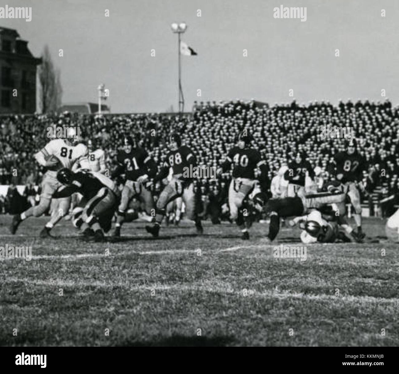 Das Army-Navy Game ist ein jährliches Fußballspiel zwischen der United States Military Academy und der United States Naval Academy. Das Spiel 1942 war ein entscheidender Moment in der Sportgeschichte, das während des Zweiten Weltkriegs ausgetragen wurde und den Kriegsgeist und die Einheit der Nation widerspiegelte. Stockfoto